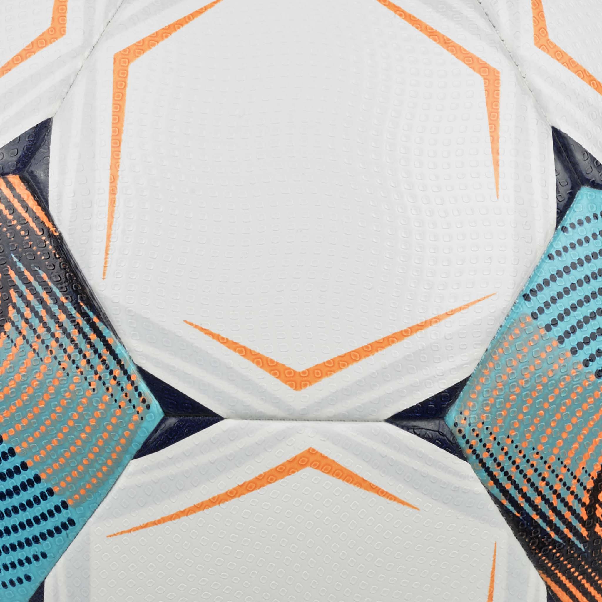 Nærbillede af Talento Light v26 fodbold, hvid med orange, blå og marineblå detaljer.