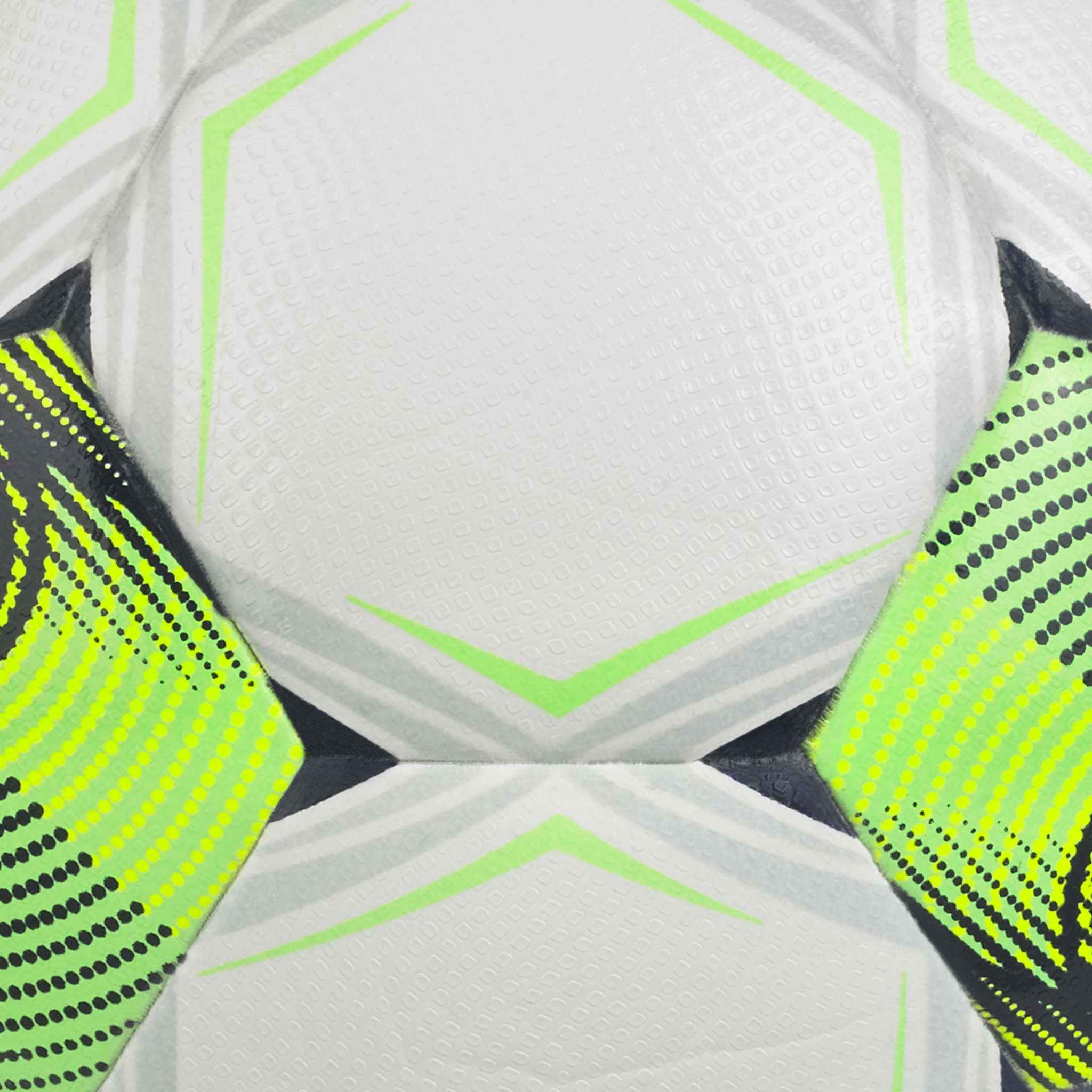 Nærbilde av Talento Light v26 fotball, hvite paneler med grønne og svarte geometriske detaljer