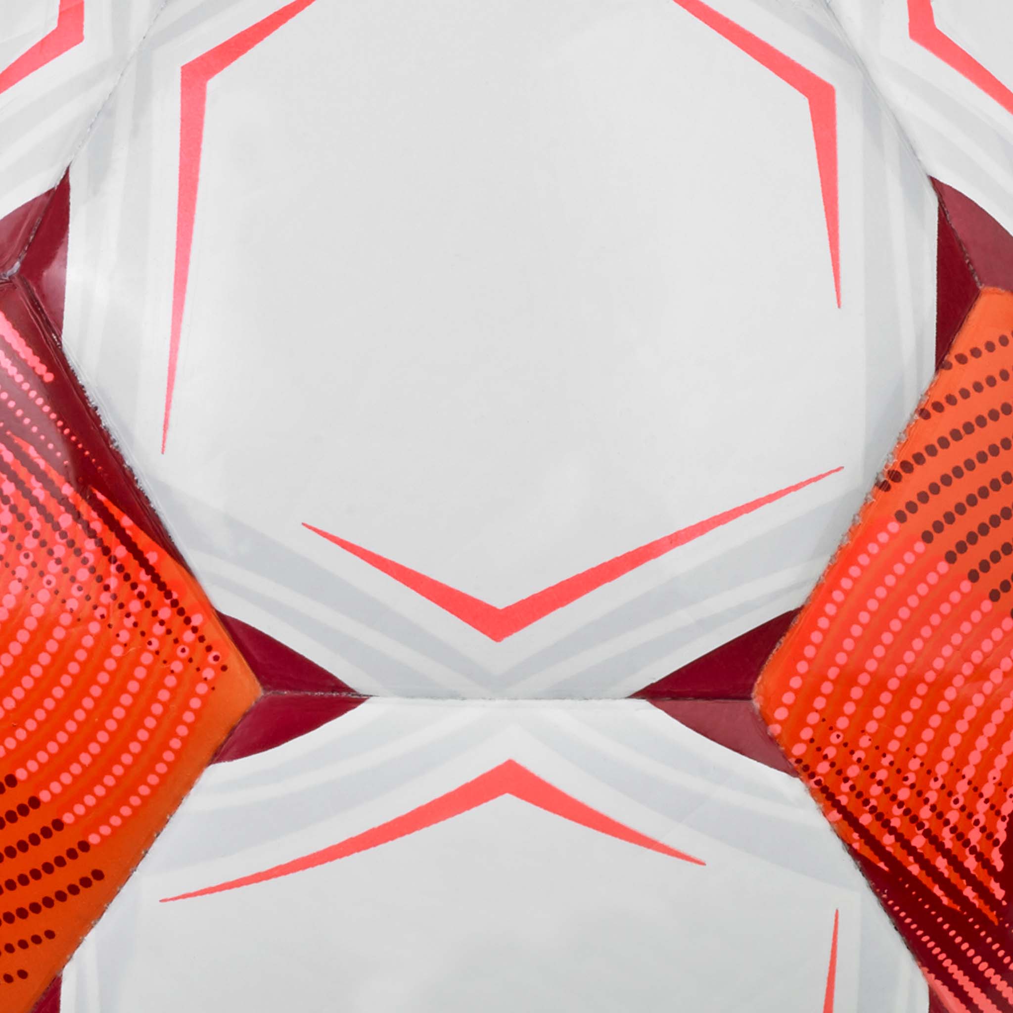 Nærbillede af hvid og rød Future Light v26 fodbold med teksturerede paneler og markant grafik.