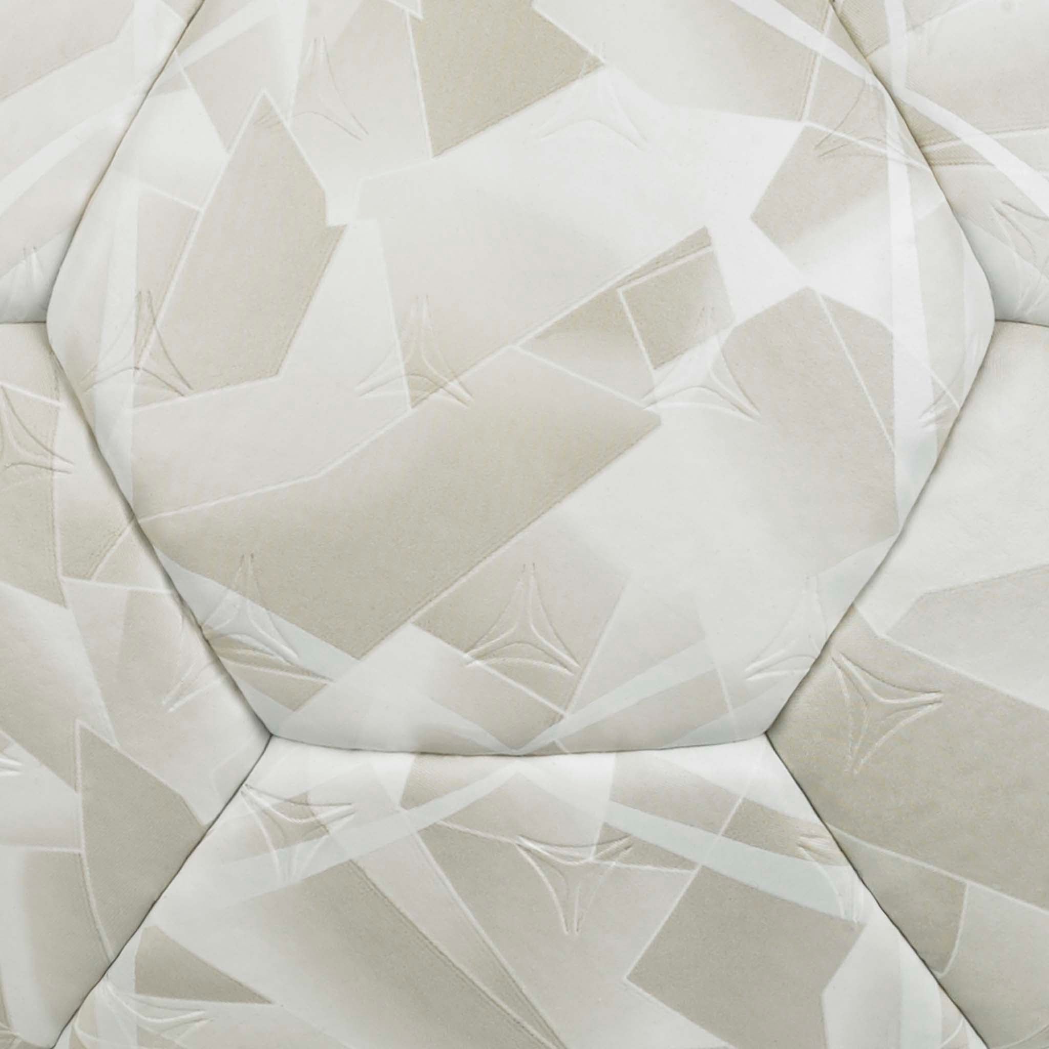 Nærbilde av hvit Solera v26 håndball med beige geometrisk panelmønster og teksturert overflate.