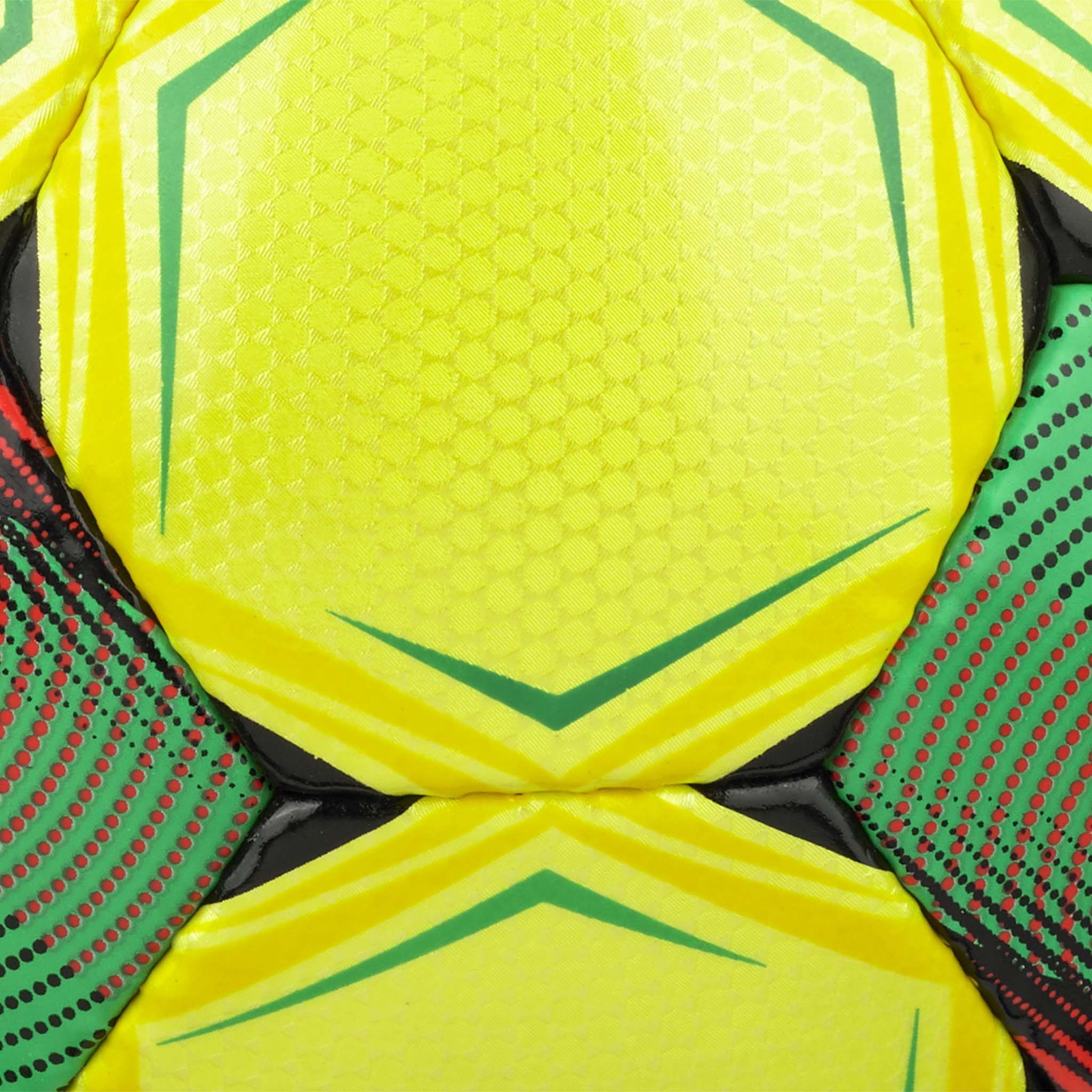 Nærbilde av Futsal Mimas v26 futsalball, strukturert overflate i gult, grønt, svart og rødt.