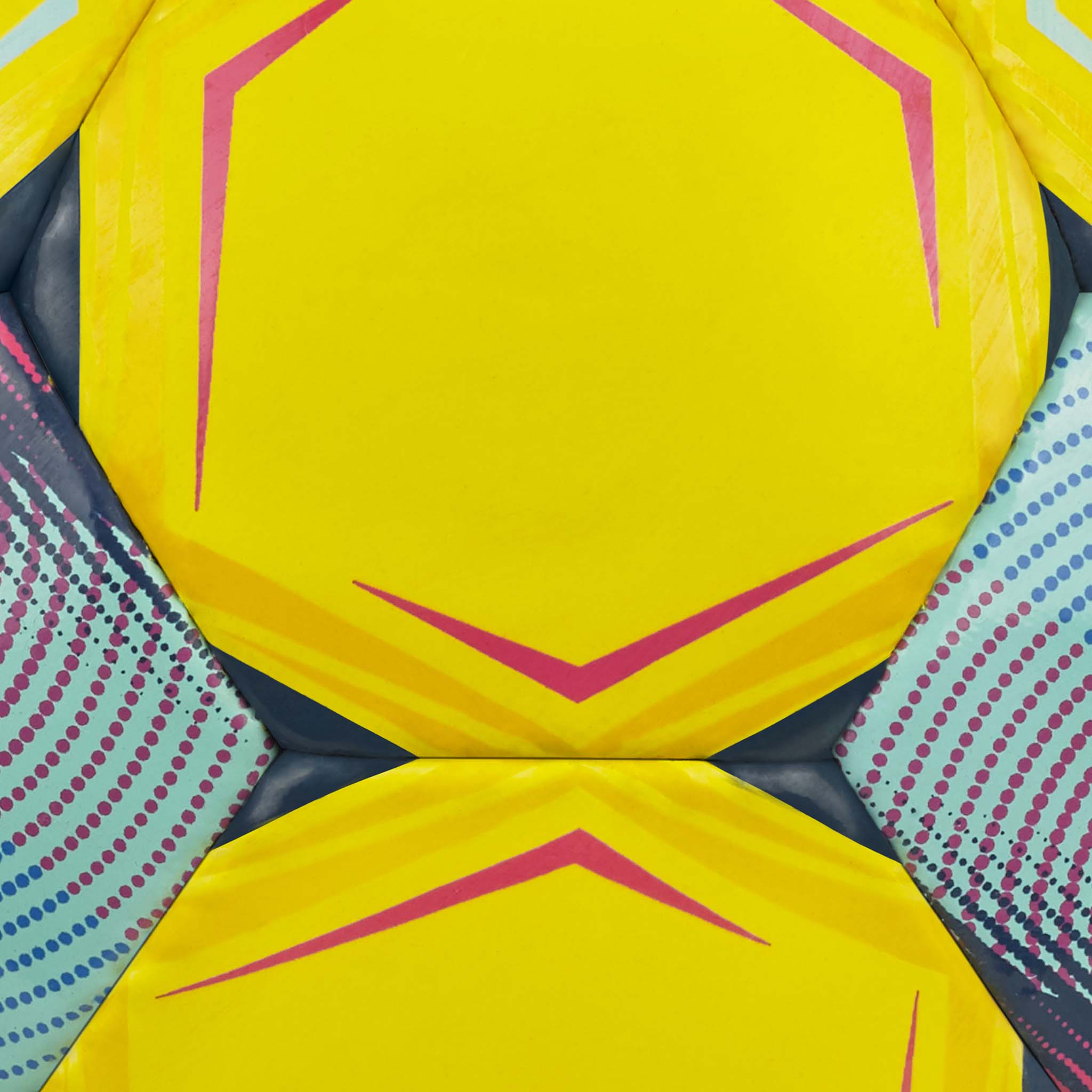 Nærbilde av Futsal Street v26 fotball, gul overflate med rosa, blå og mørkeblå paneldetaljer.