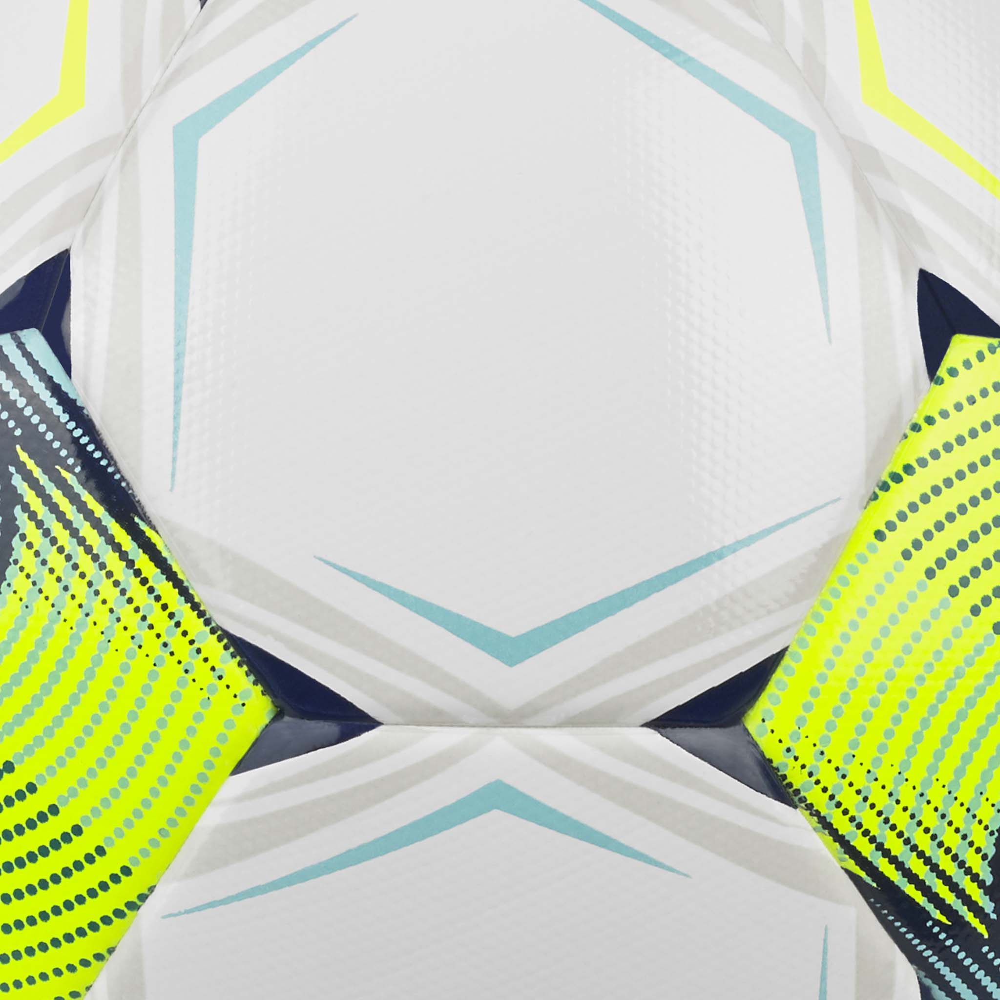 Nærbilde av Futsal Super v26 fotball, hvit med marineblå, gule og lyseblå strukturerte paneldetaljer.