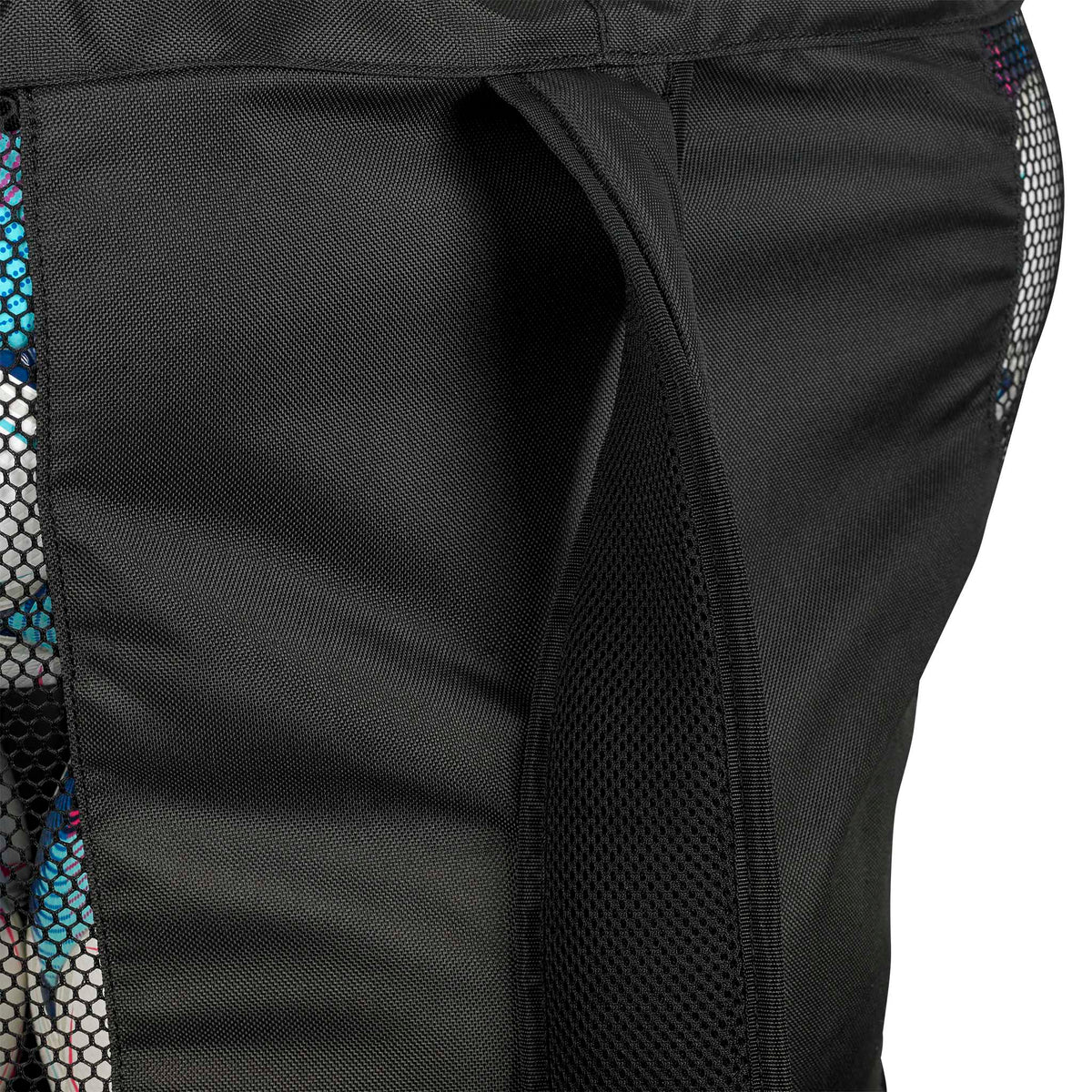 Nærbillede af sort Football bag Select 18-20 balls v26 fra Sportstasker, med mesh-sidepanel og polstret rem.
