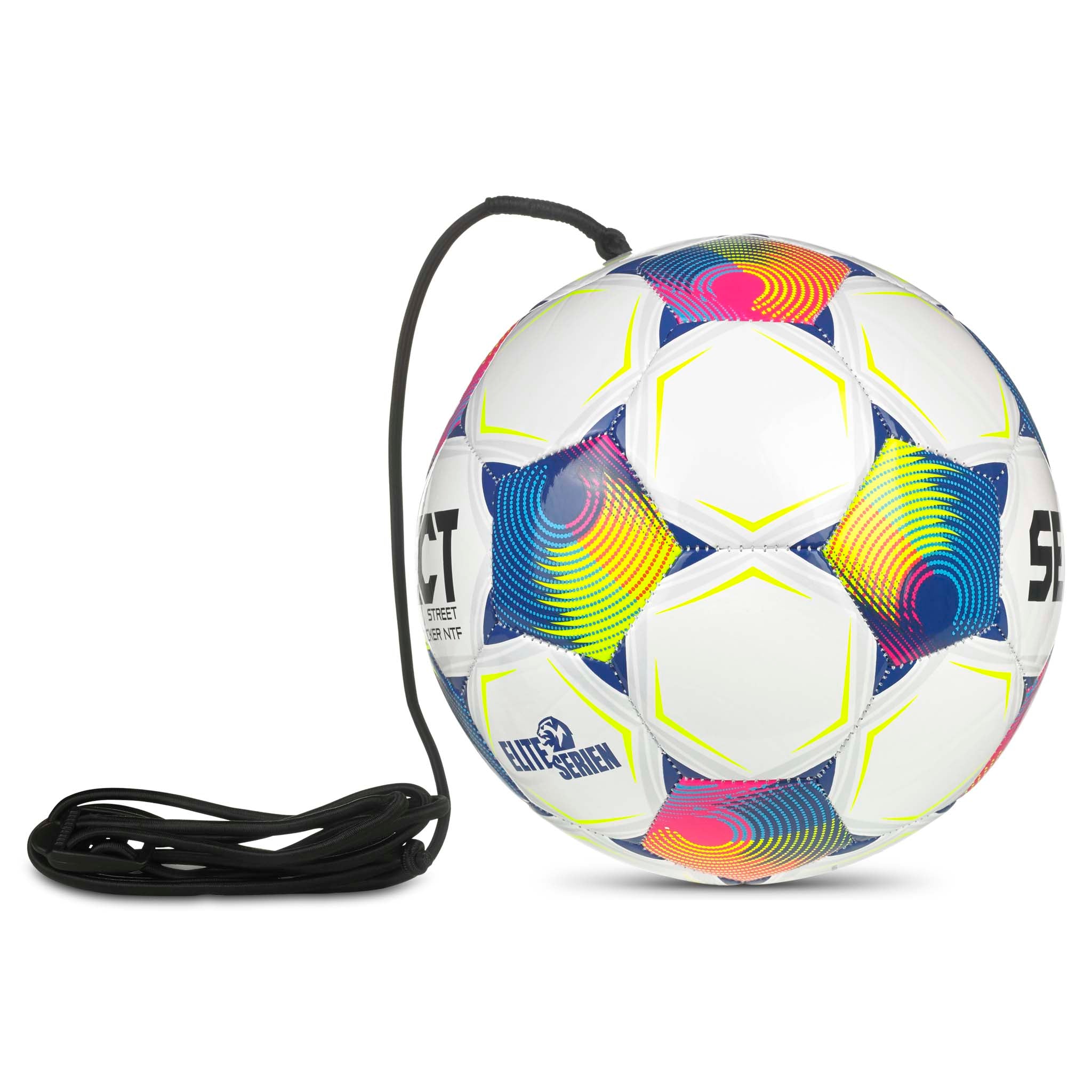 Street Kicker NTF v26 fotball, hvit med blått, rosa og gult design, festet svart treningssnor, sett fra høyre side.