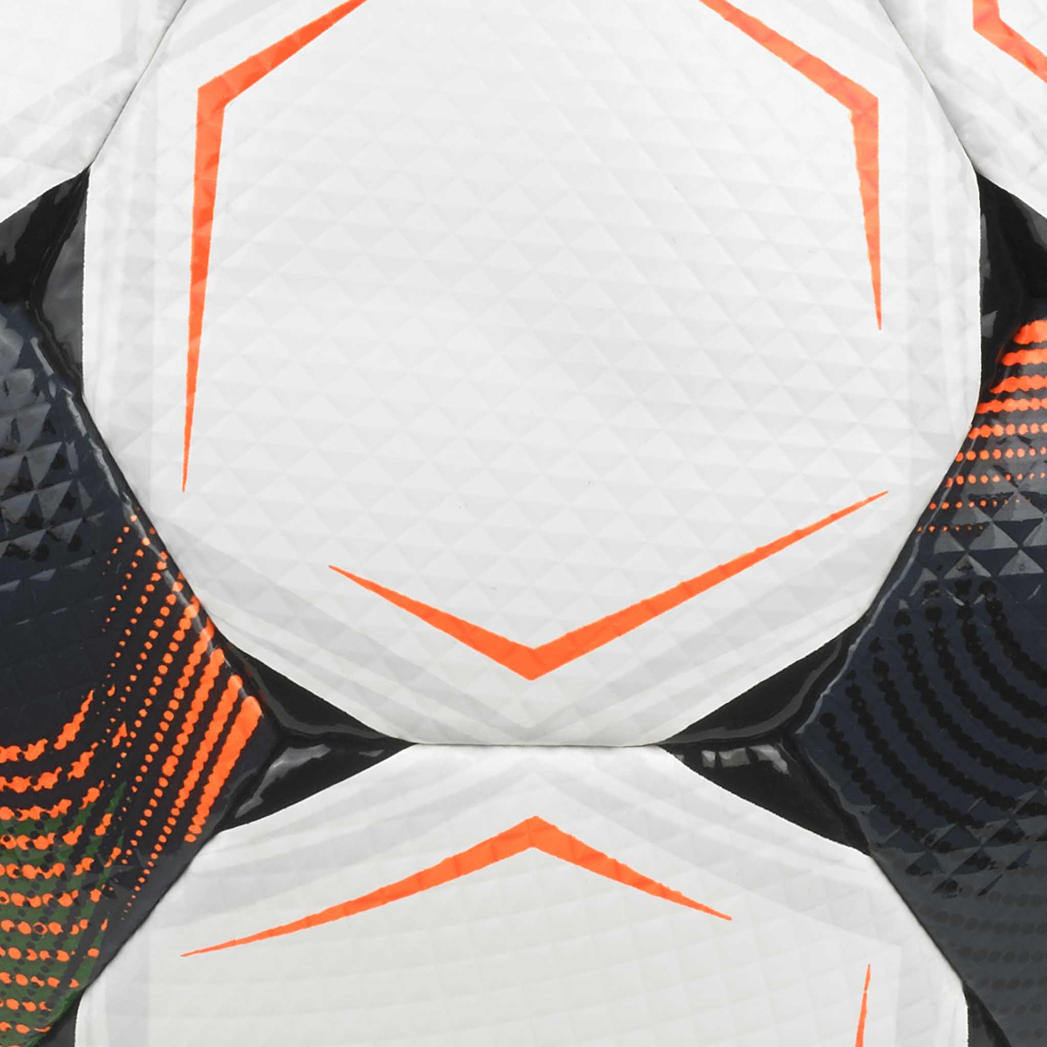 Nærbilde av Futsal Planet v26 futsalball med hvite paneler, oransje detaljer og sort strukturert mønster.