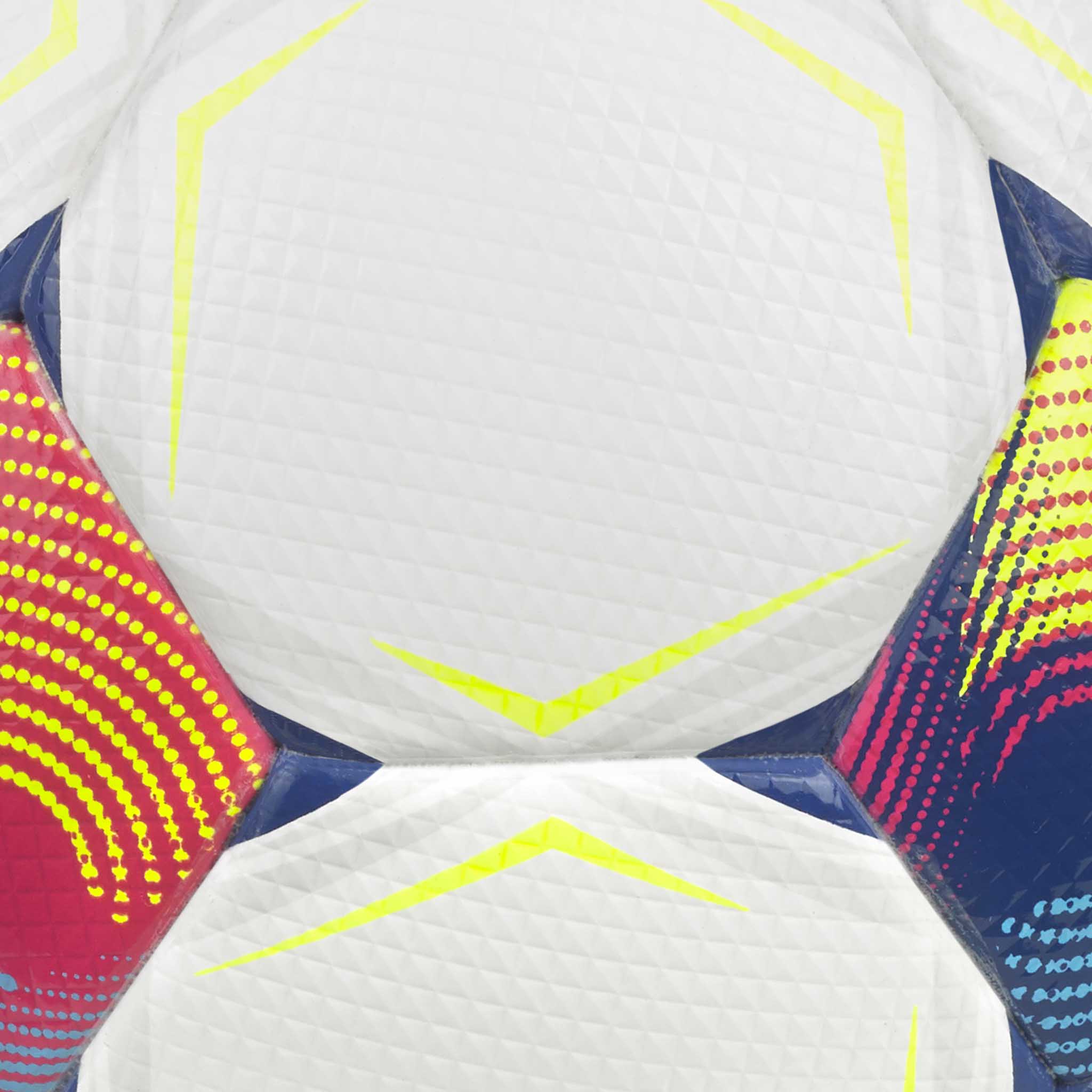 Nærbilde av Brillant Super TB NTF v26 fotball med hvite strukturerte paneler og blå, rosa og gule detaljer.