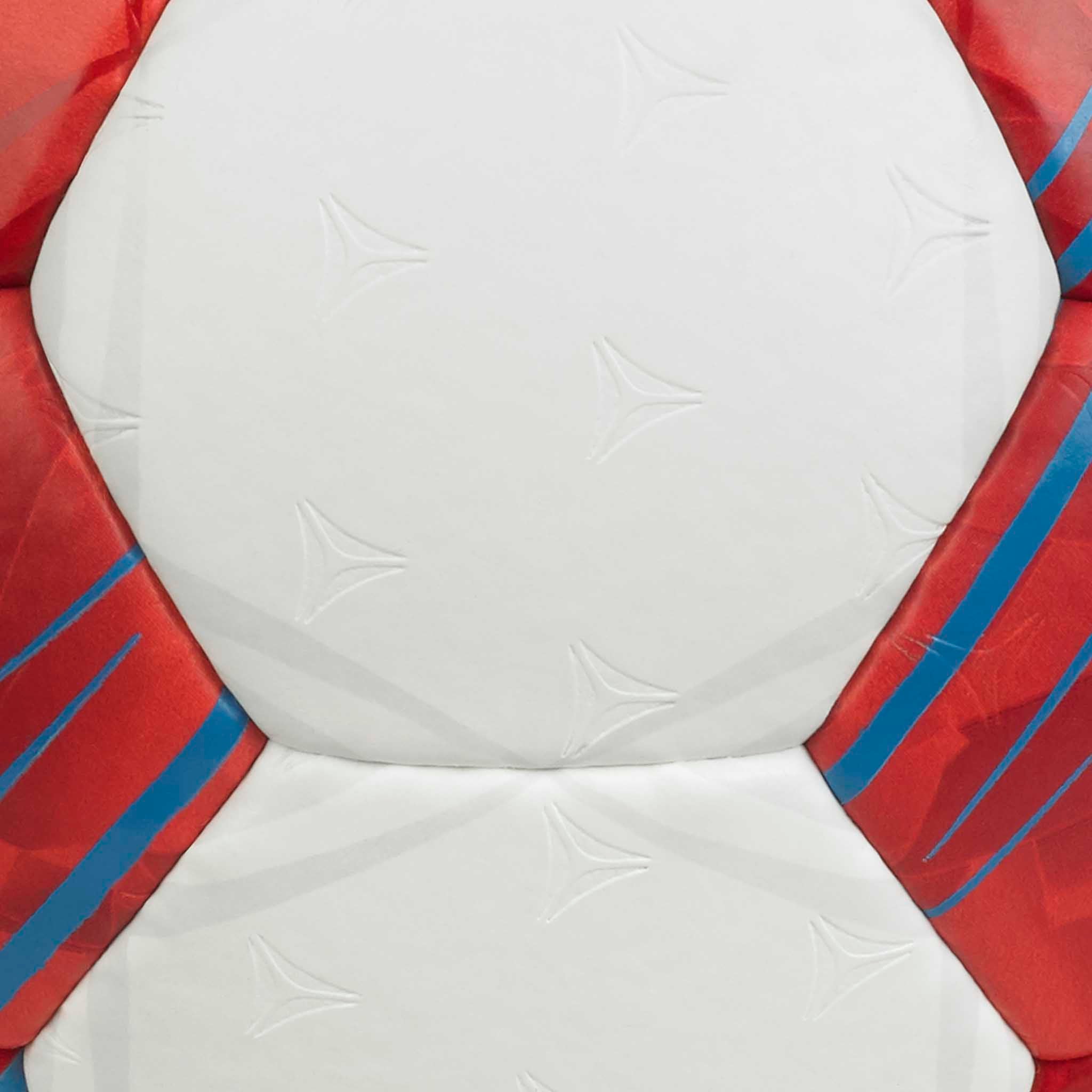 Nærbilde av Ultimate Replica v26 håndball med hvite strukturerte paneler og røde og blå detaljer.