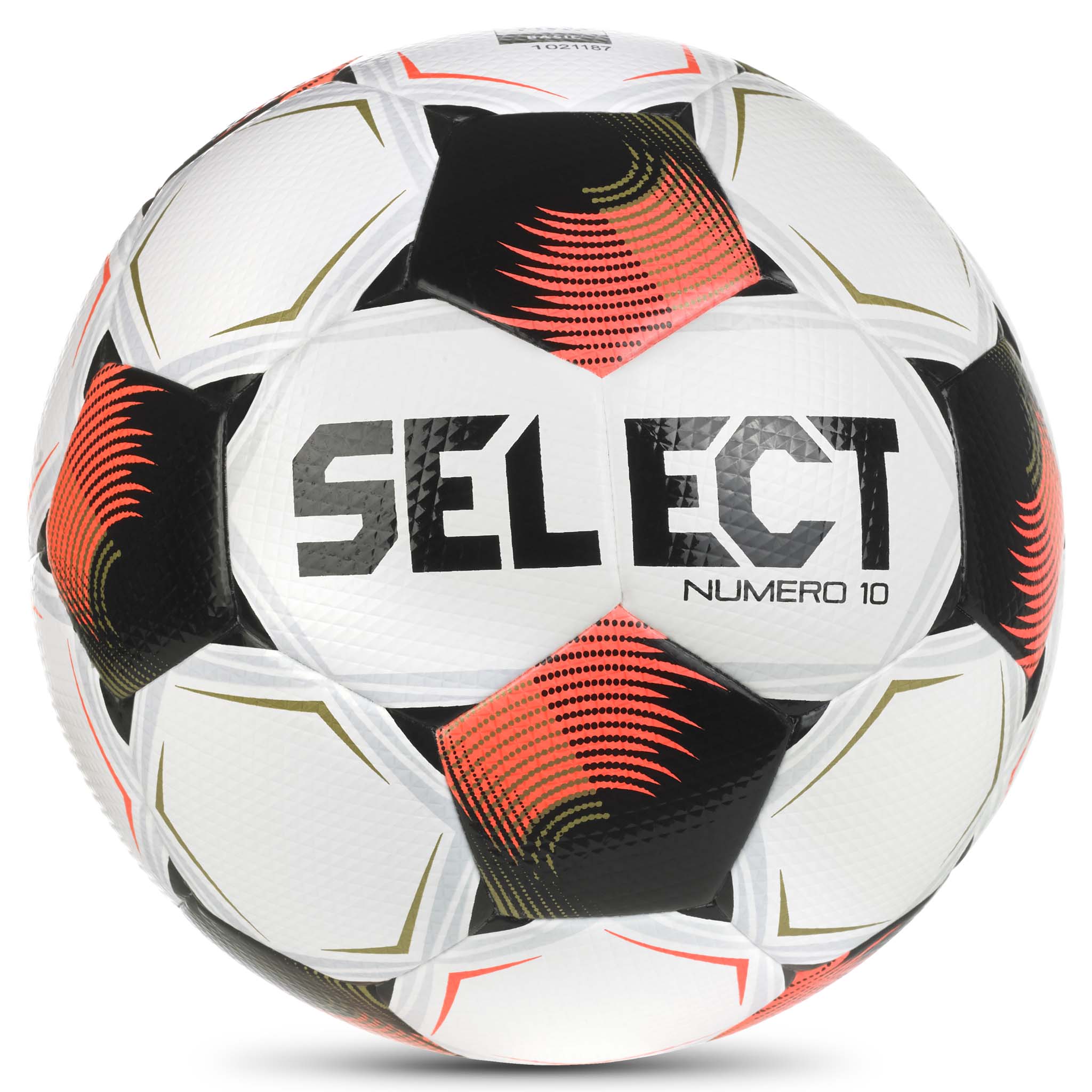Numero 10 v26 fotball, forside, i hvitt med svarte, røde og oransje detaljer.