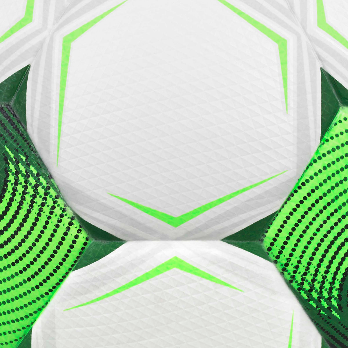 Nærbilde av Pioneer v26 fotball, hvite paneler med grønne detaljer og strukturert overflate.