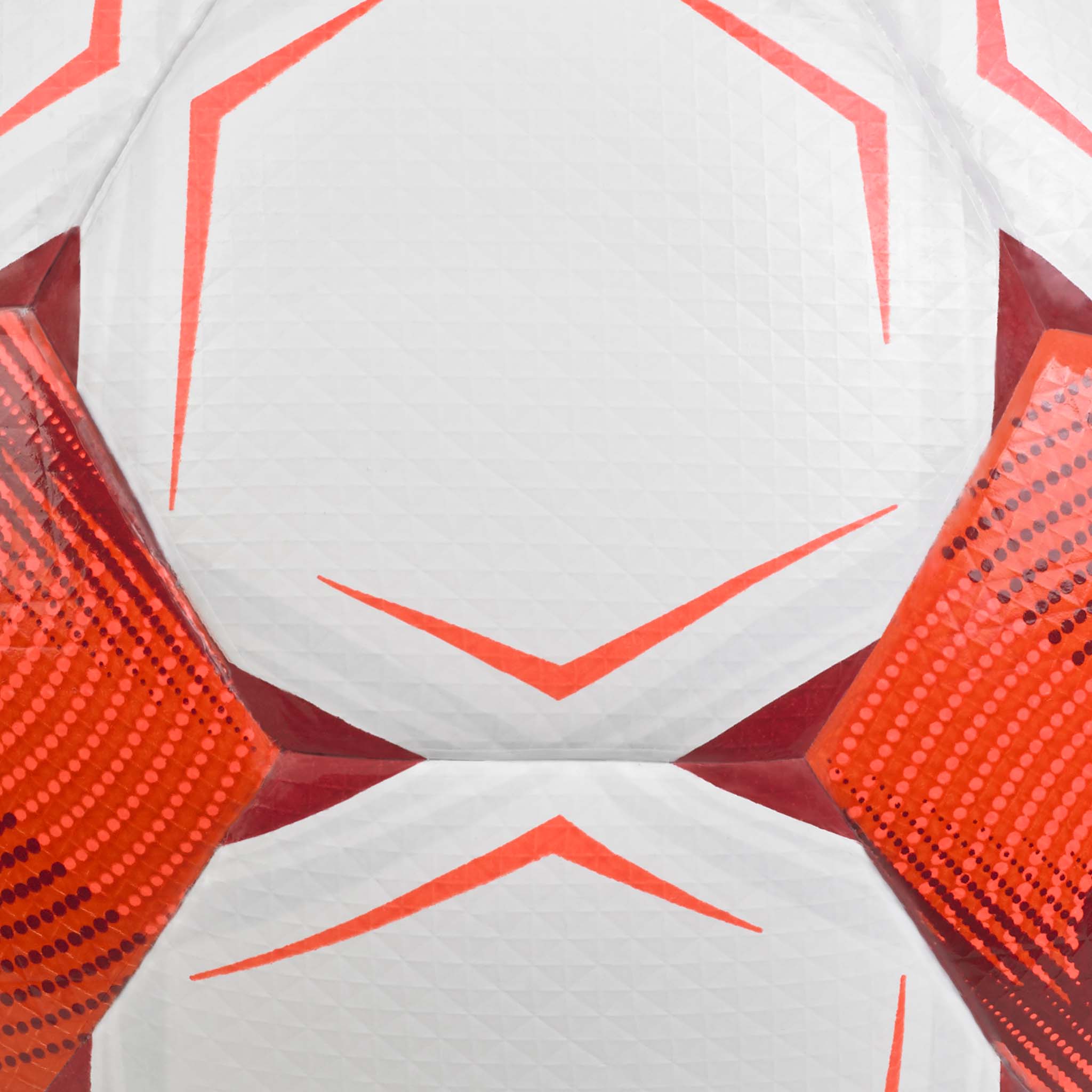 Nærbilde av hvit og rød Futsal Samba v26 fotball med teksturerte paneler og lyse aksenter