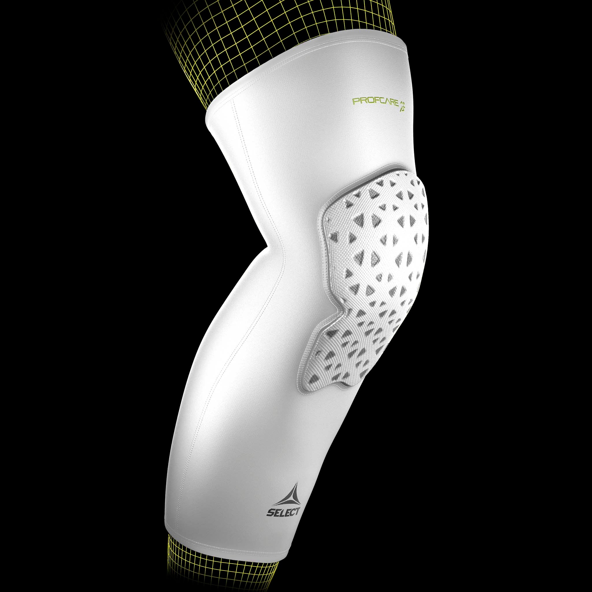 Hvit Compression knee support long 6253, sportsstøtte med polstret knédel, båret på ben av fotballspiller.