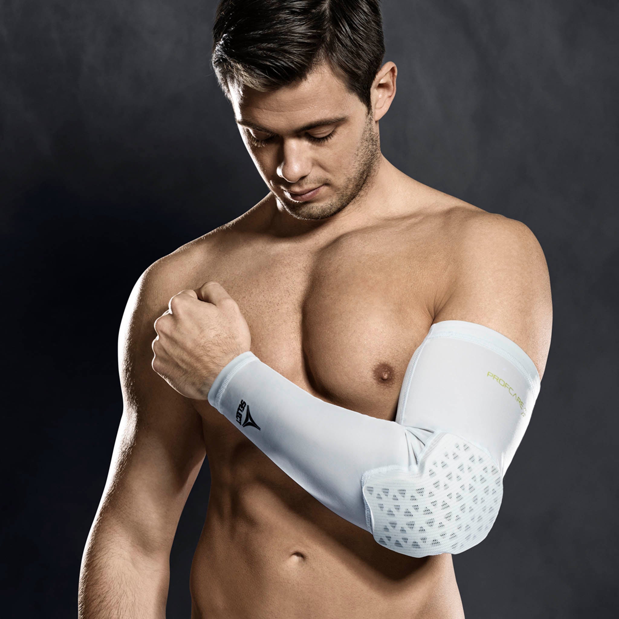 Mann med hvit Compression elbow support long 6652 sportsstøtte, fotballspiller, modellvisning