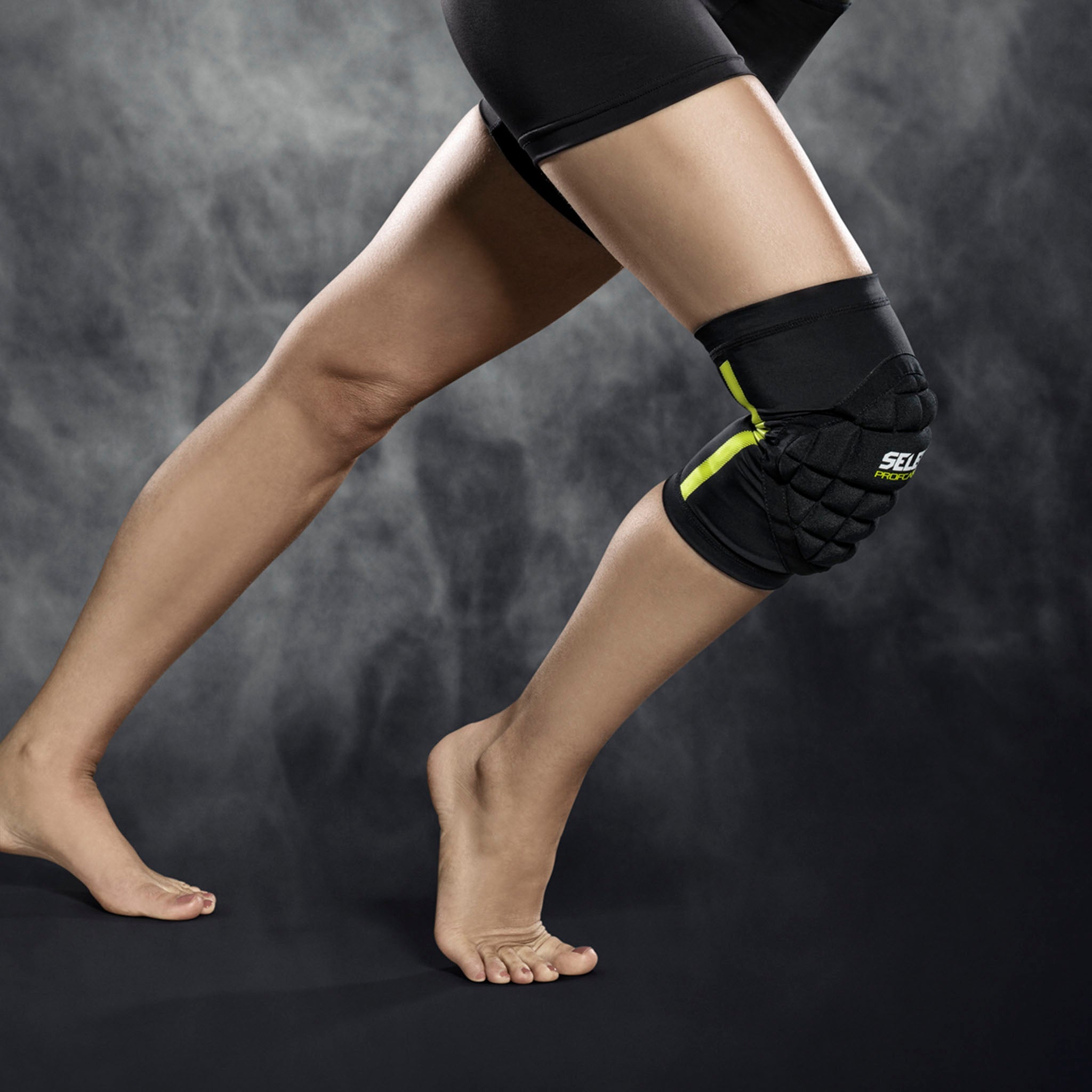 Kvinnelig håndballspiller med svart Compression knee handball 6251W sportsstøtte, modell