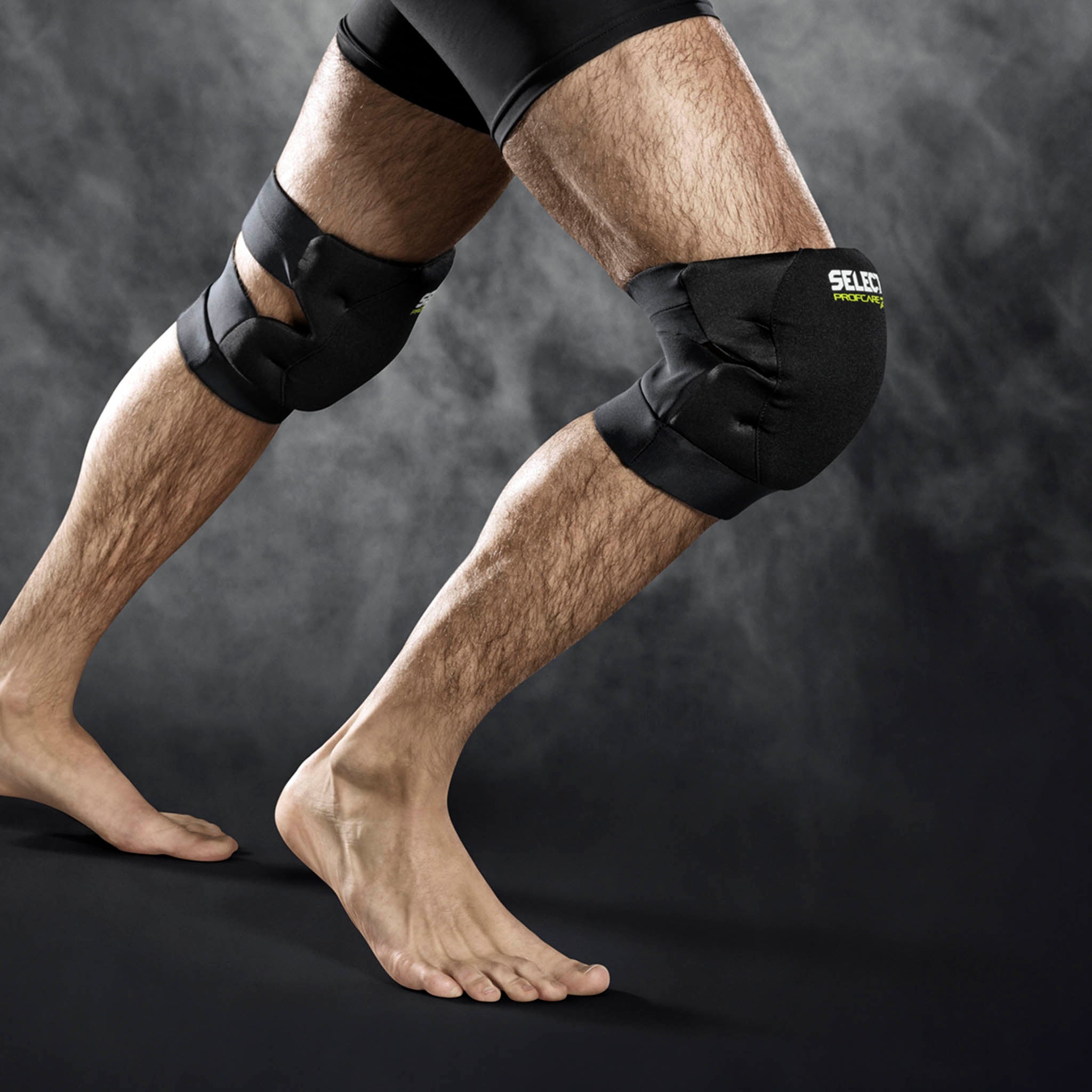 Mann med svart Knee support Volleyball 6206, en sportsstøtte, på begge knær, modellbilde