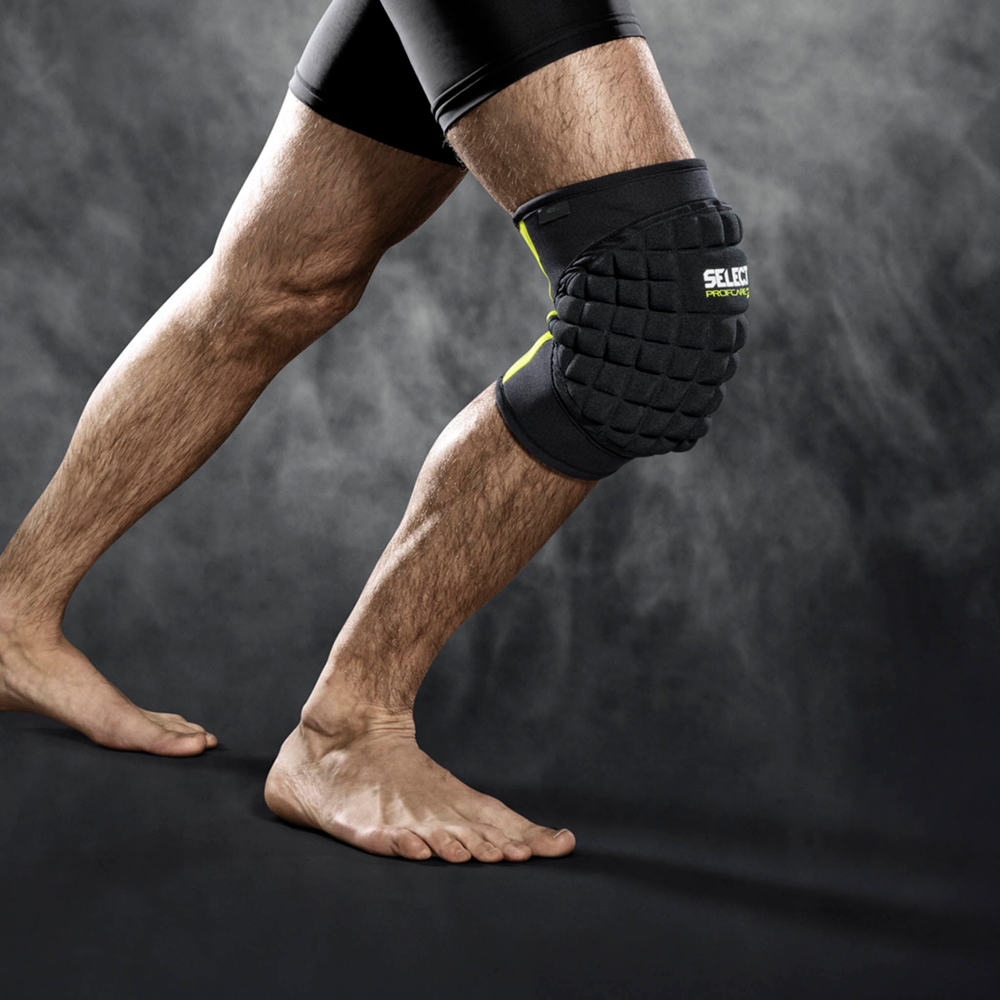 Knebandasje med stor pad #farge_svart