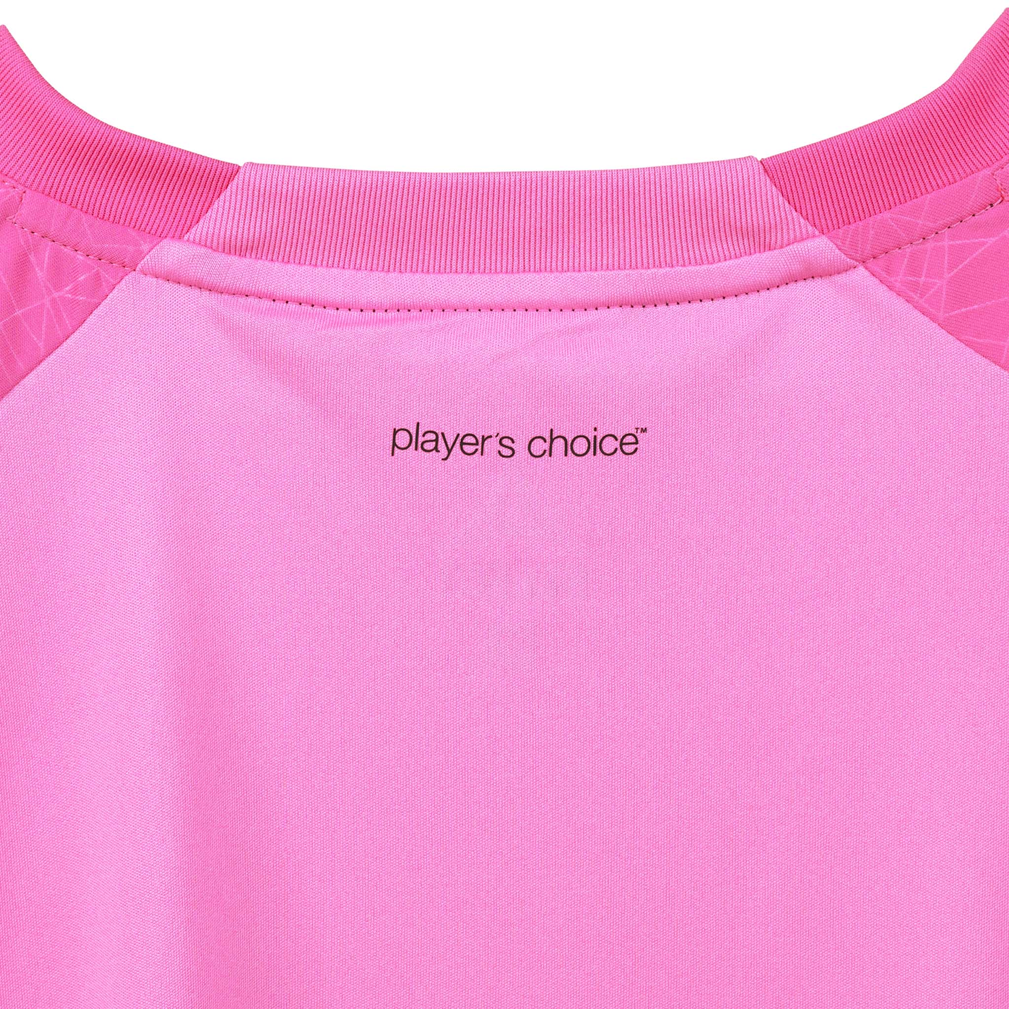Nærbilde av rosa Player shirt S/S Spain woman v25, fotball Match & Training wear, viser krage og "player's choice"-logo.