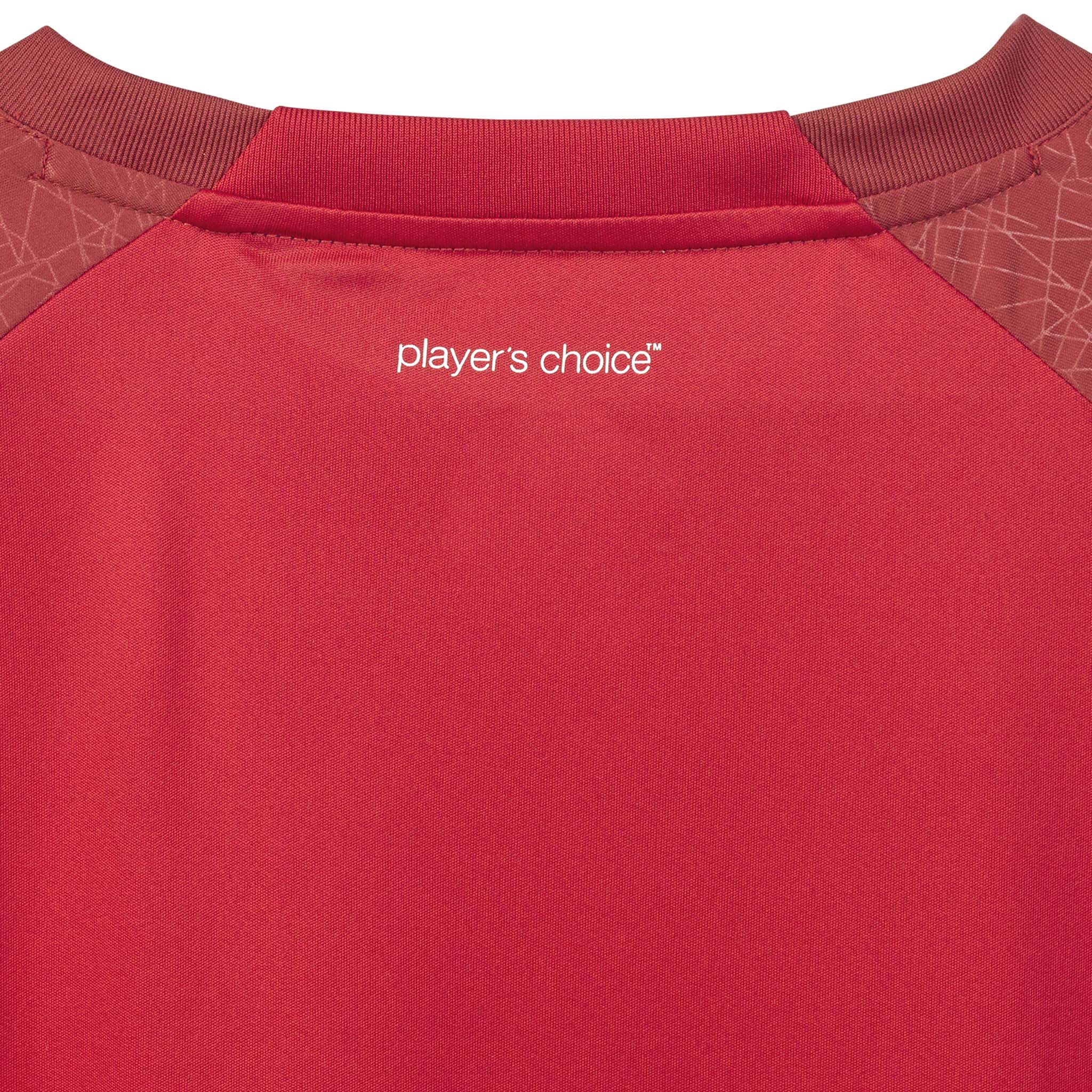 Nærbilde av rød Player shirt S/S Spain woman v25, Match & Training wear, med hvitt "player's choice"-trykk og mønstrede skuldre.