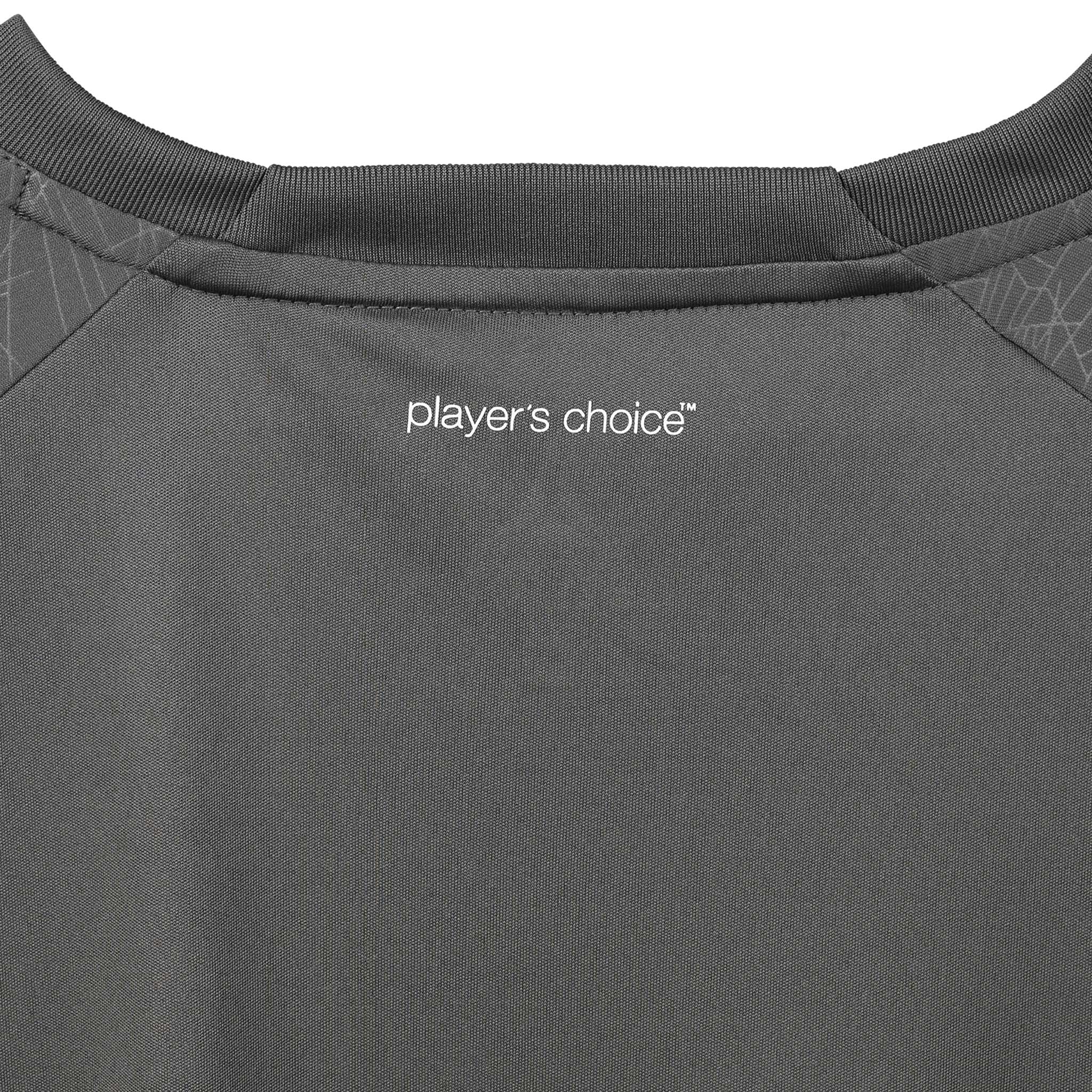 Nærbilde av grå Player shirt S/S Spain woman v25, Match & Training wear, halslinning med hvit "player's choice"-trykk.