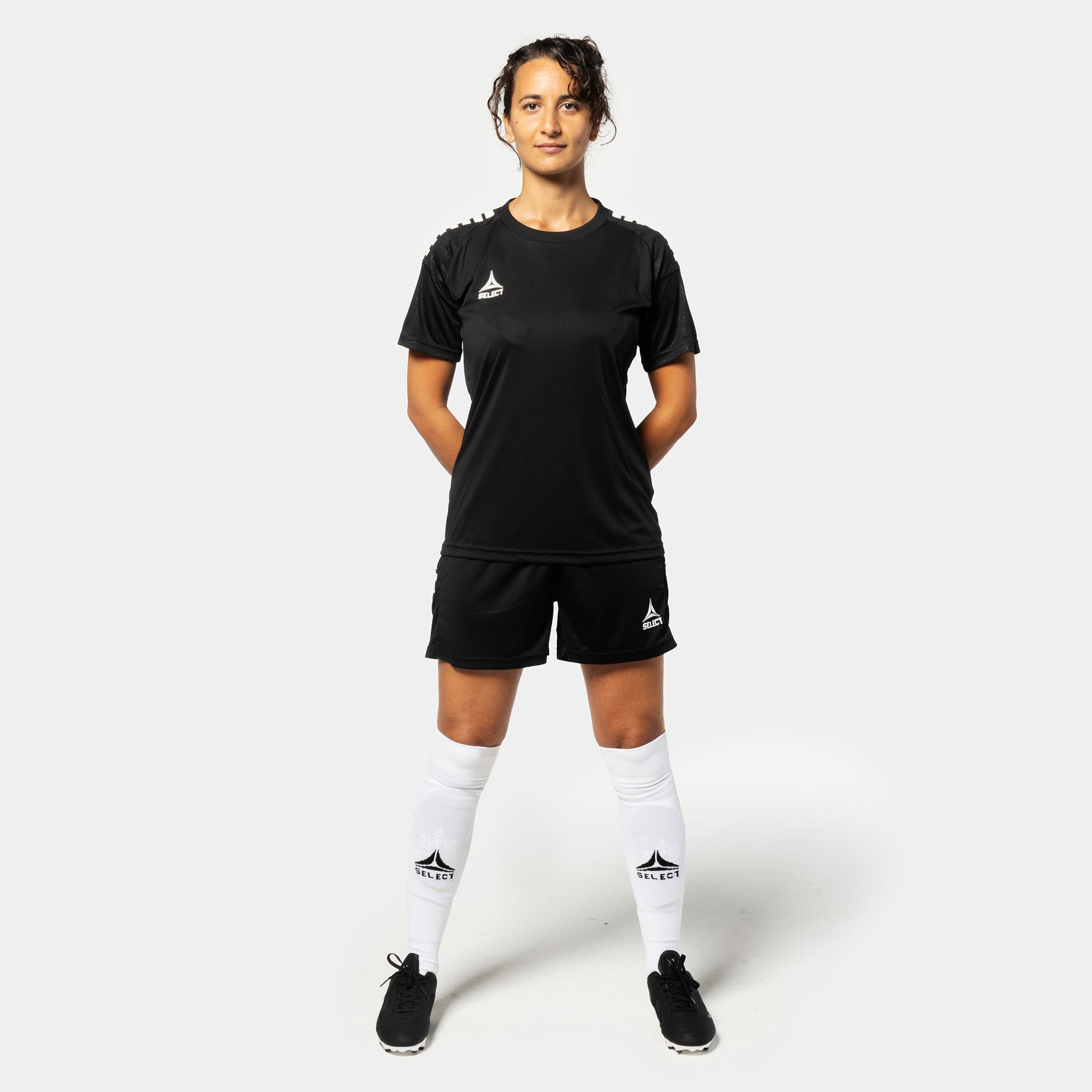 Kvinnelig fotballspiller i svart Player shirt S/S & shorts Spain woman v25, Match & Training wear, sett forfra