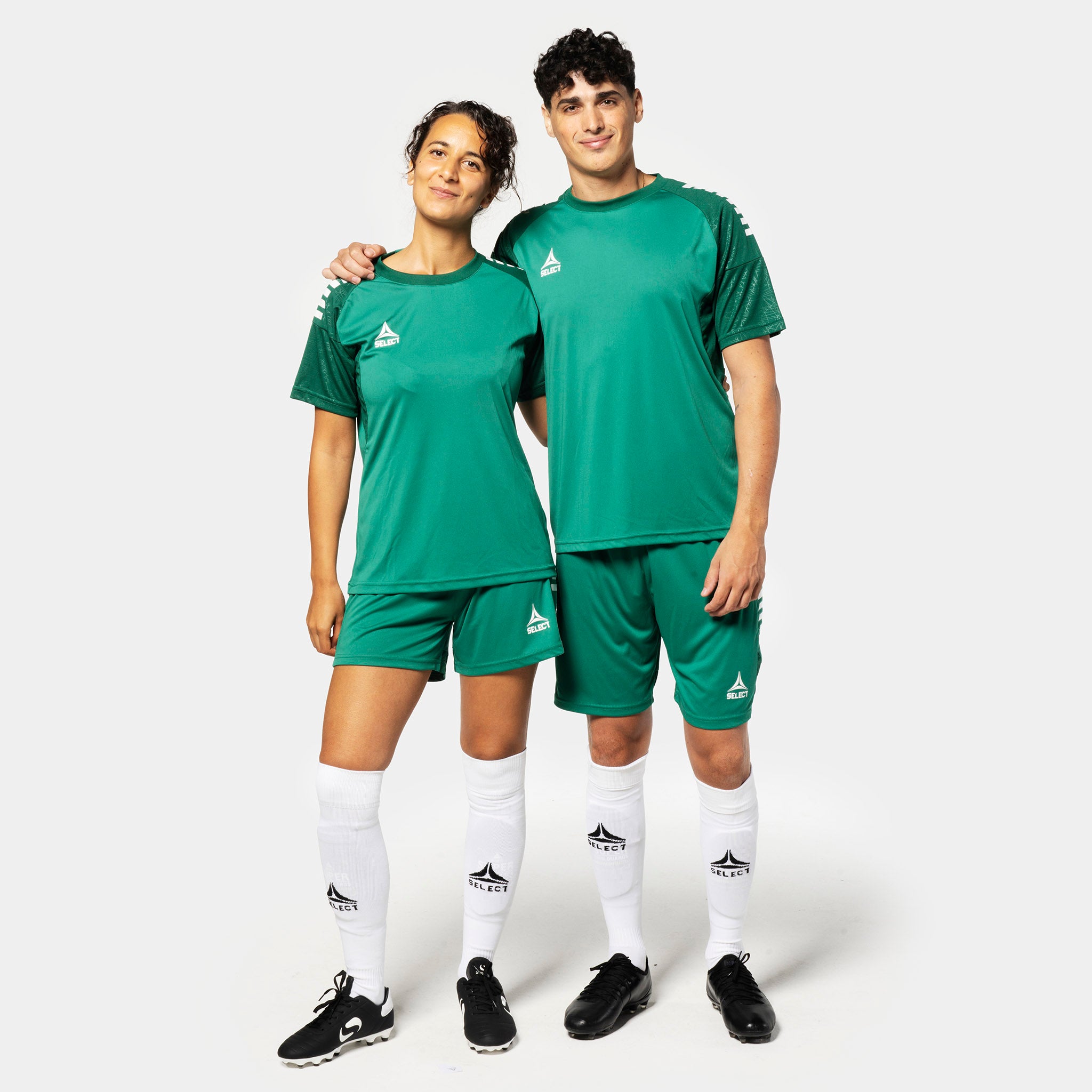 Fotballspillere i grønn & hvit Player shirt S/S Spain woman v25 & shorts, Match & Training wear, sett forfra