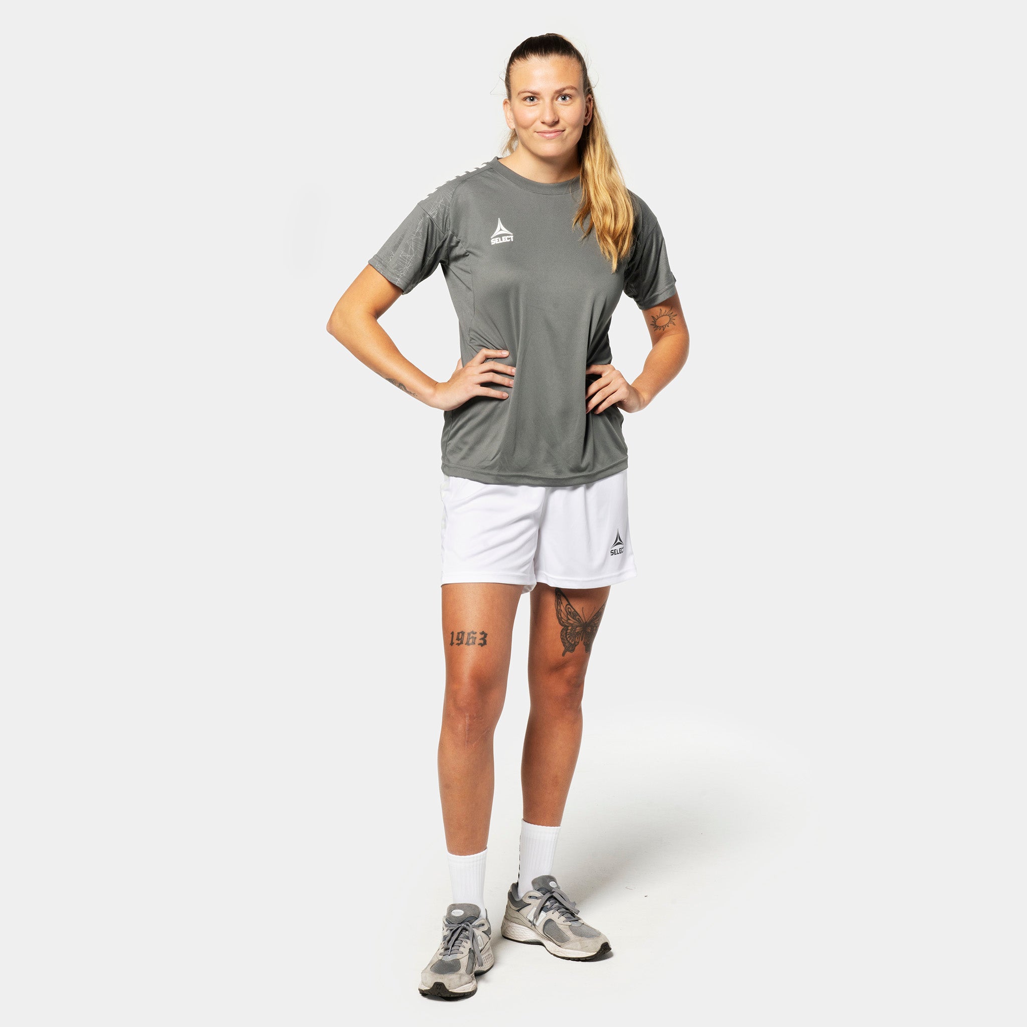 Kvinnelig fotballspiller i grå Player shirt S/S Spain woman v25 og hvite Player shorts Spain woman v25, Match & Training wear