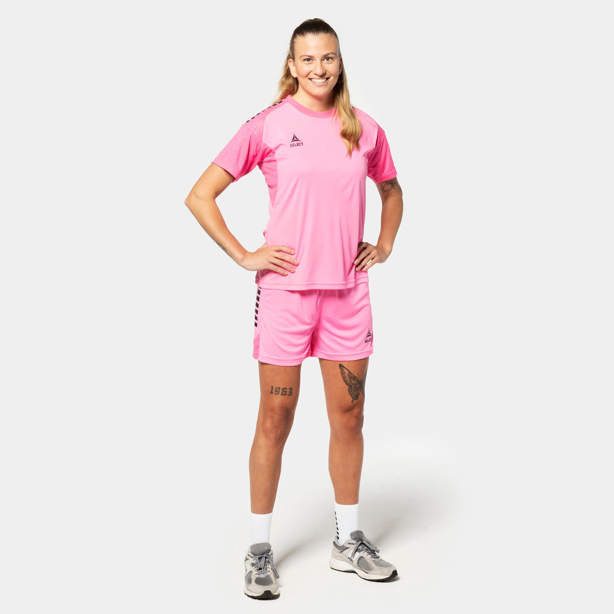 Kvinnelig fotballspiller i rosa Player shirt S/S & shorts Spain woman v25, Match & Training wear, sett forfra