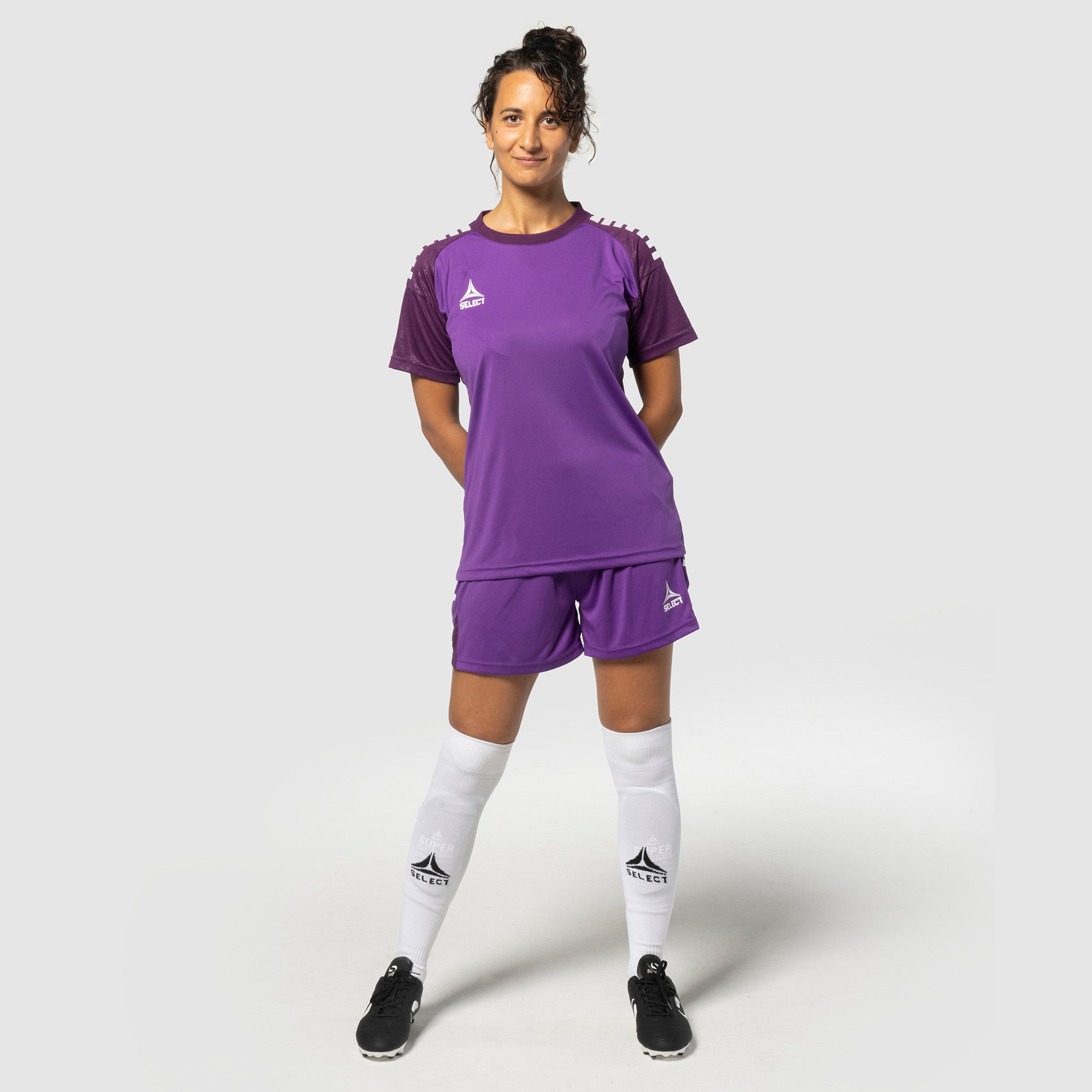 Kvinnelig fotballspiller i lilla-hvit Player shirt & shorts Spain woman v25, Match & Training wear, forfra