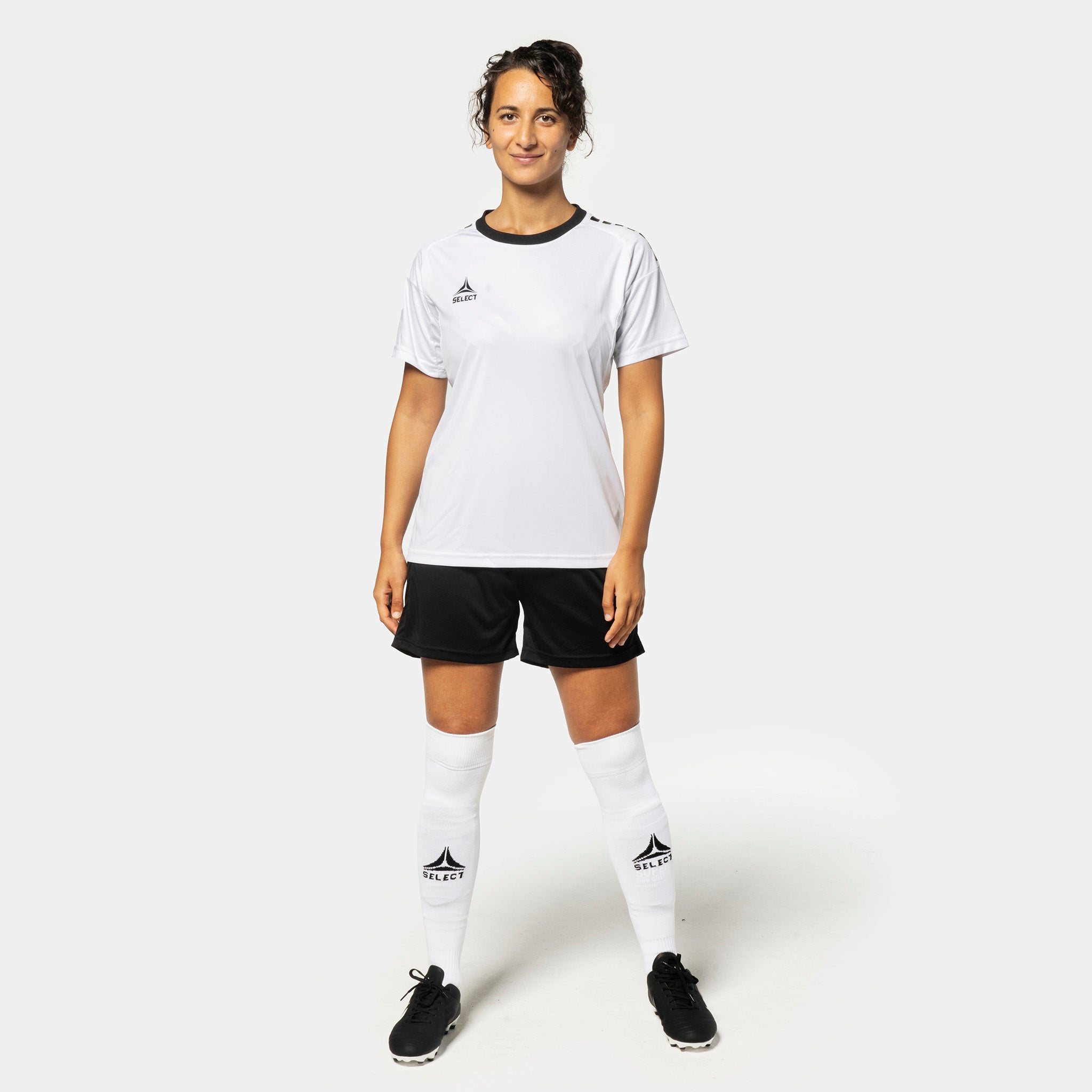 Kvinnelig fotballspiller i hvit Player shirt S/S Spain woman v25 & sorte shorts, Match & Training wear, sett forfra
