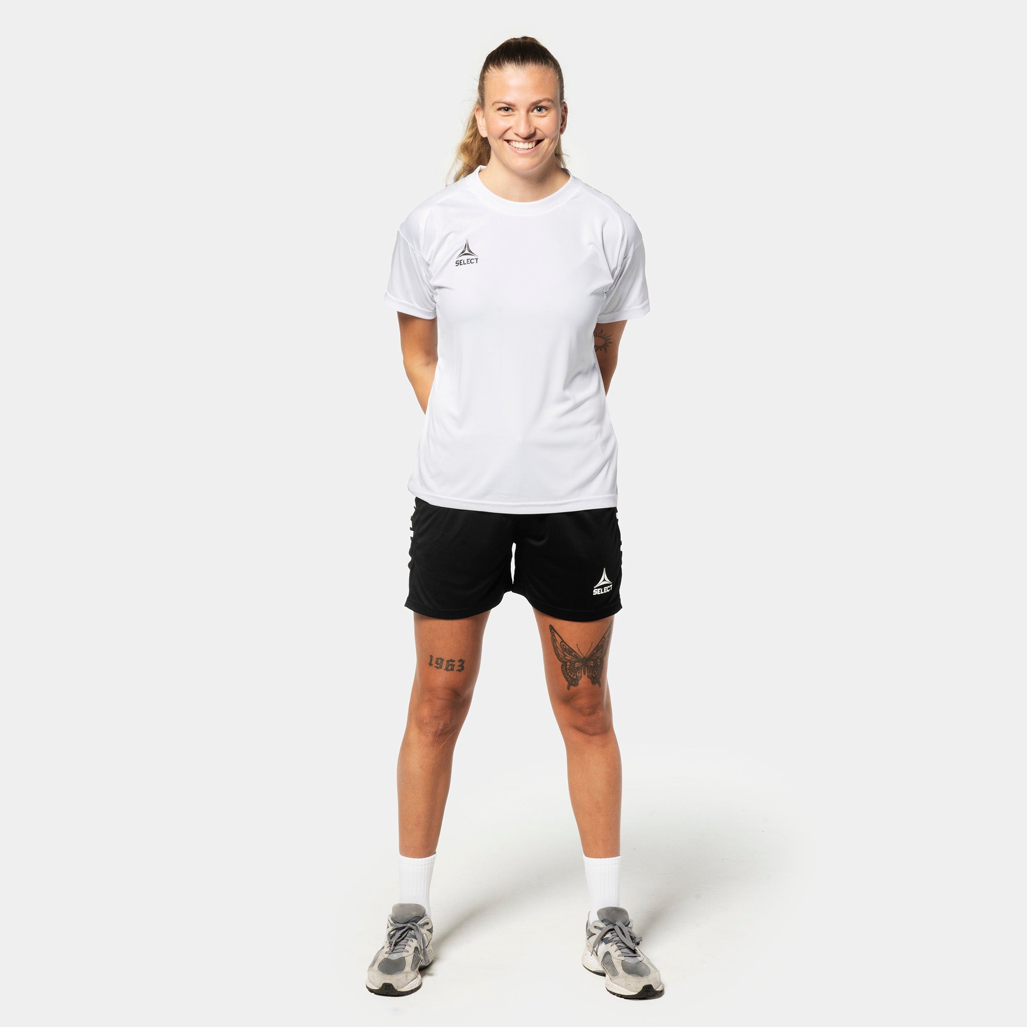 Kvinnelig fotballspiller i hvit Player shirt S/S Spain woman v25 og sort Player shorts Spain woman v25, Match & Training wear, forfra.