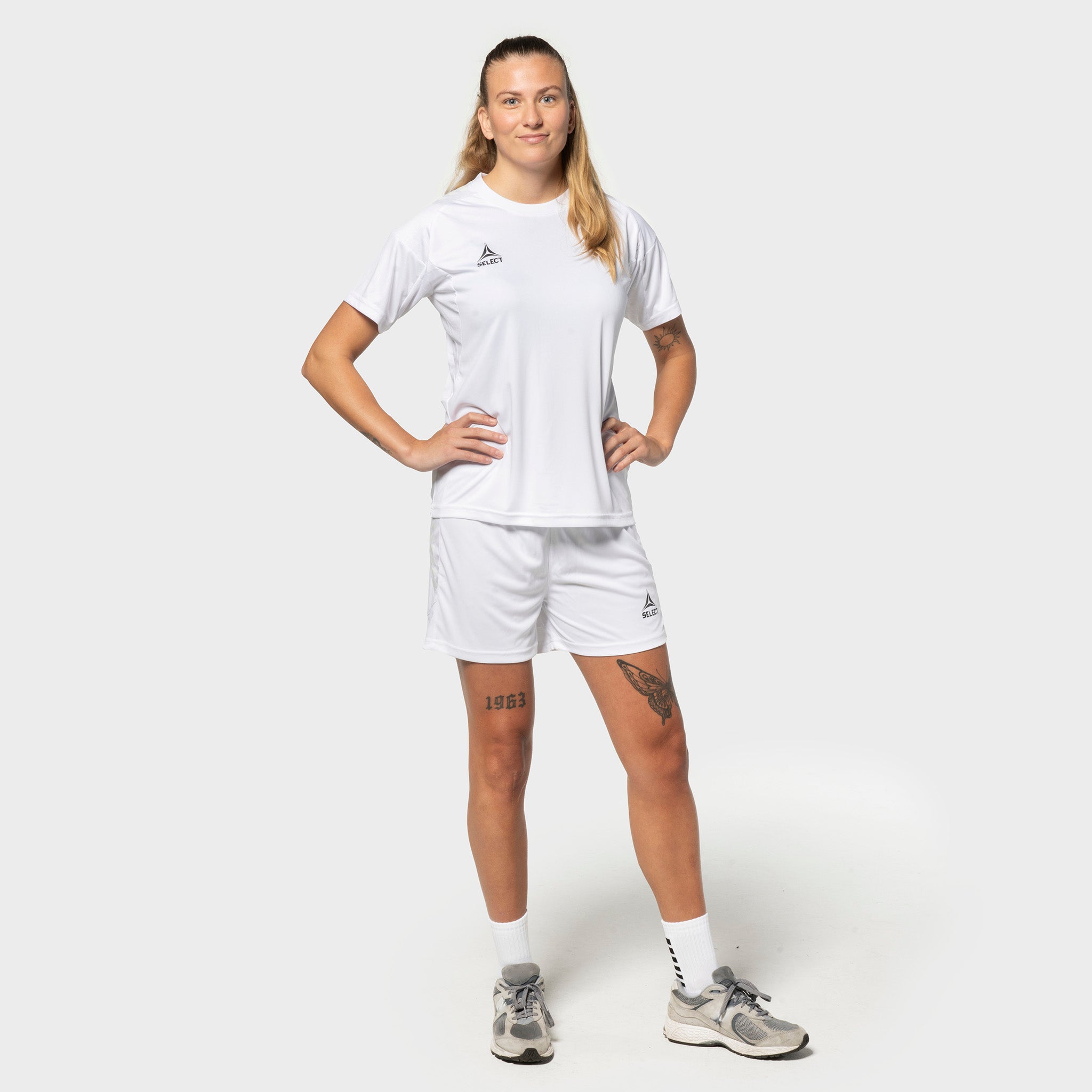Kvinnelig fotballspiller i hvit Player shirt S/S Spain woman v25 og Player shorts Spain woman v25, Match & Training wear