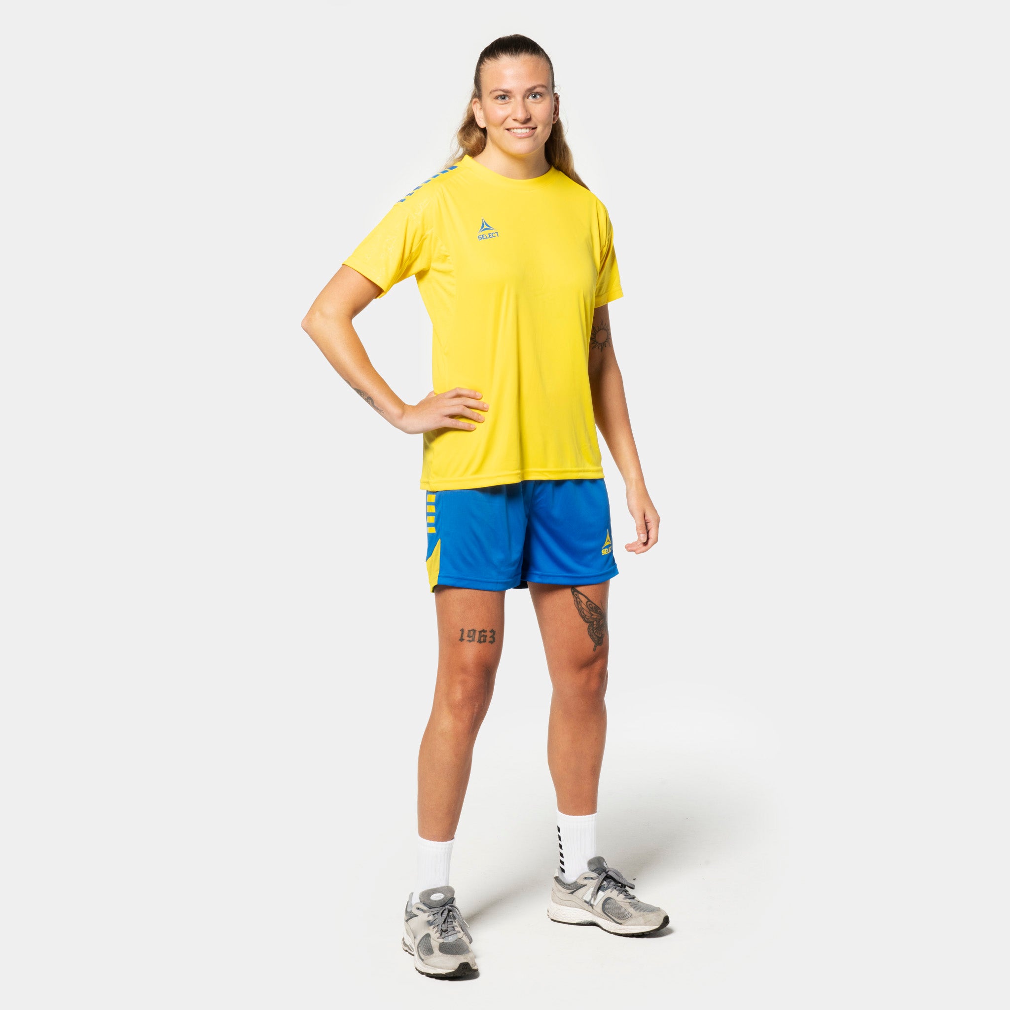 Kvinnelig fotballspiller i gul Player shirt S/S Spain woman v25 & blå Player shorts Spain woman v25, Match & Training wear
