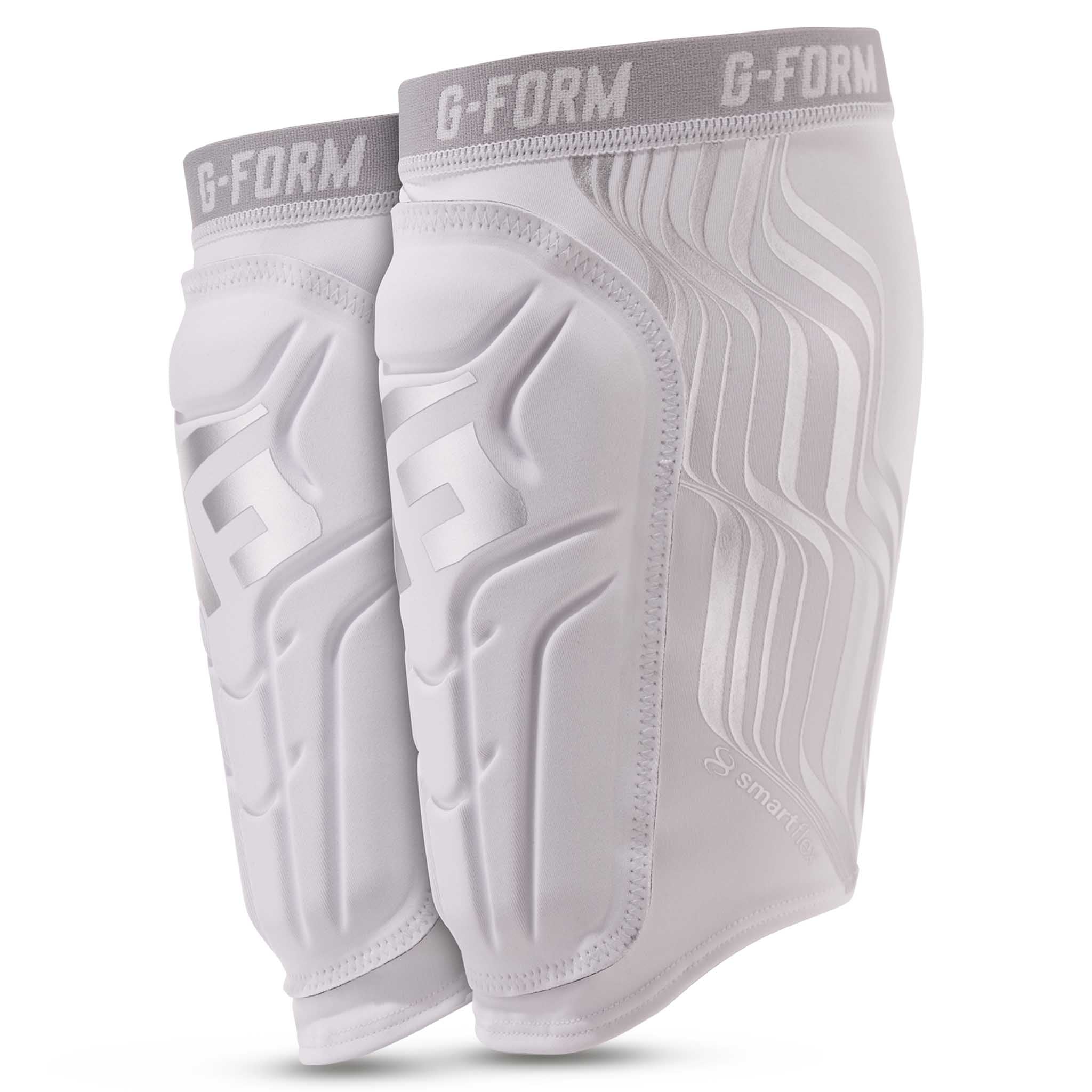 Hvite og sølvfargede G-Form Shin guards V2 youth, forsidevisning av fotball-leggbeskyttere.
