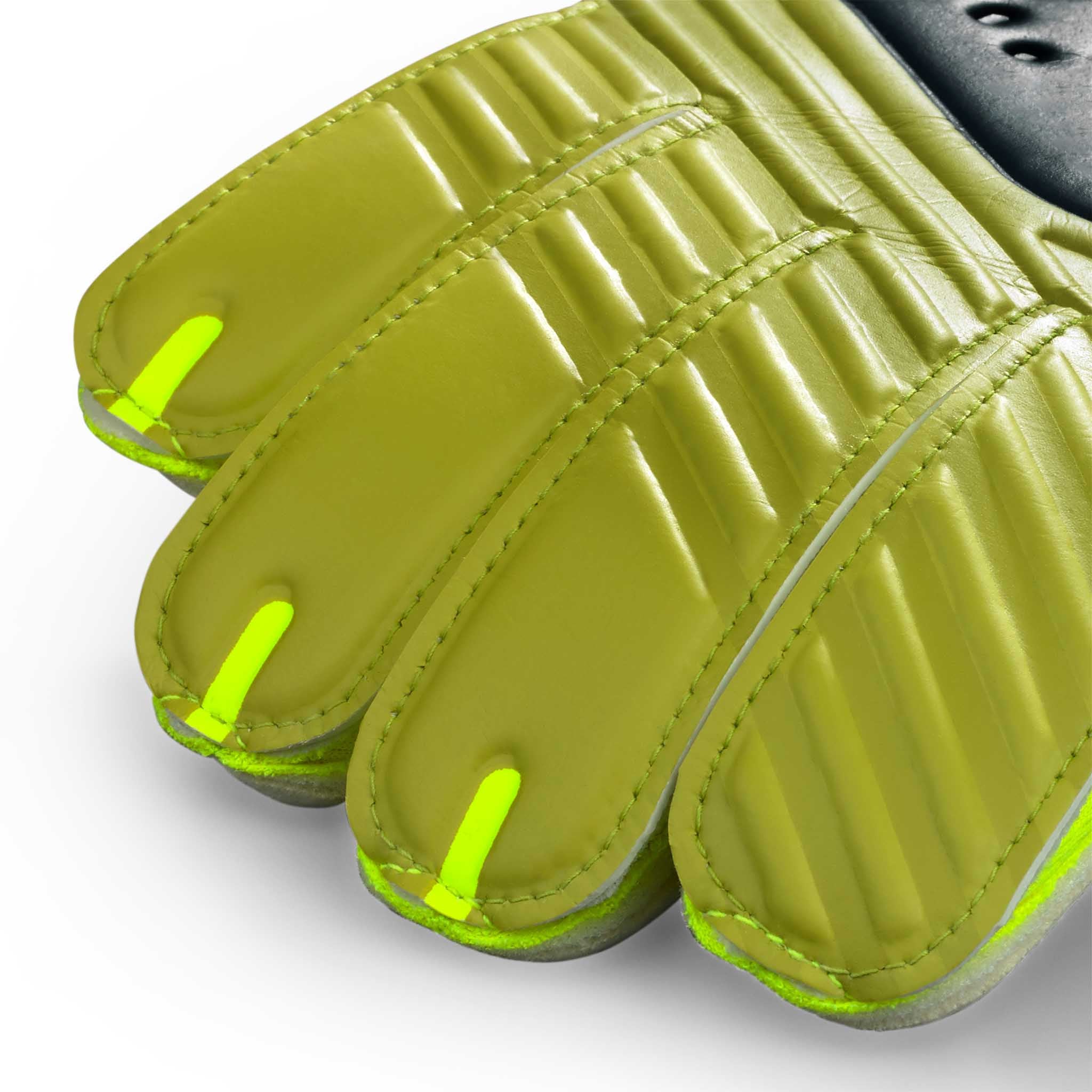 Nærbilde av GK gloves 03 Kids v26 keeperhansker med grønne polstrede fingre, gule sømmer og sort kant.