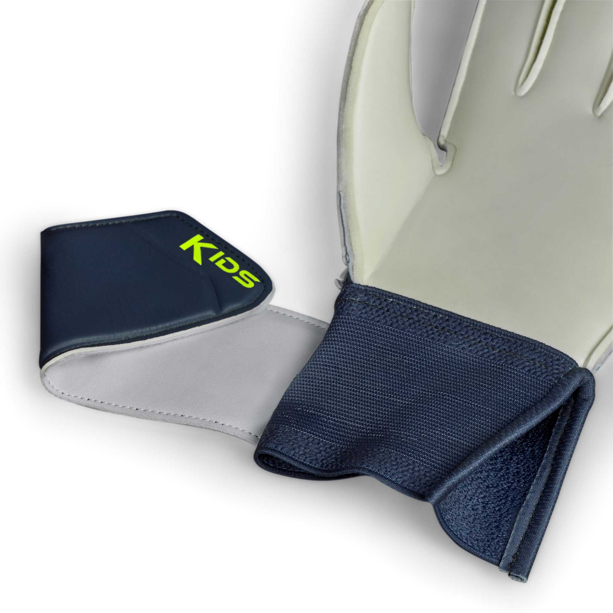 Nærbilde av GK gloves 03 Kids v26 keeperhansker med marineblå rem, gul logo og grå håndflate.