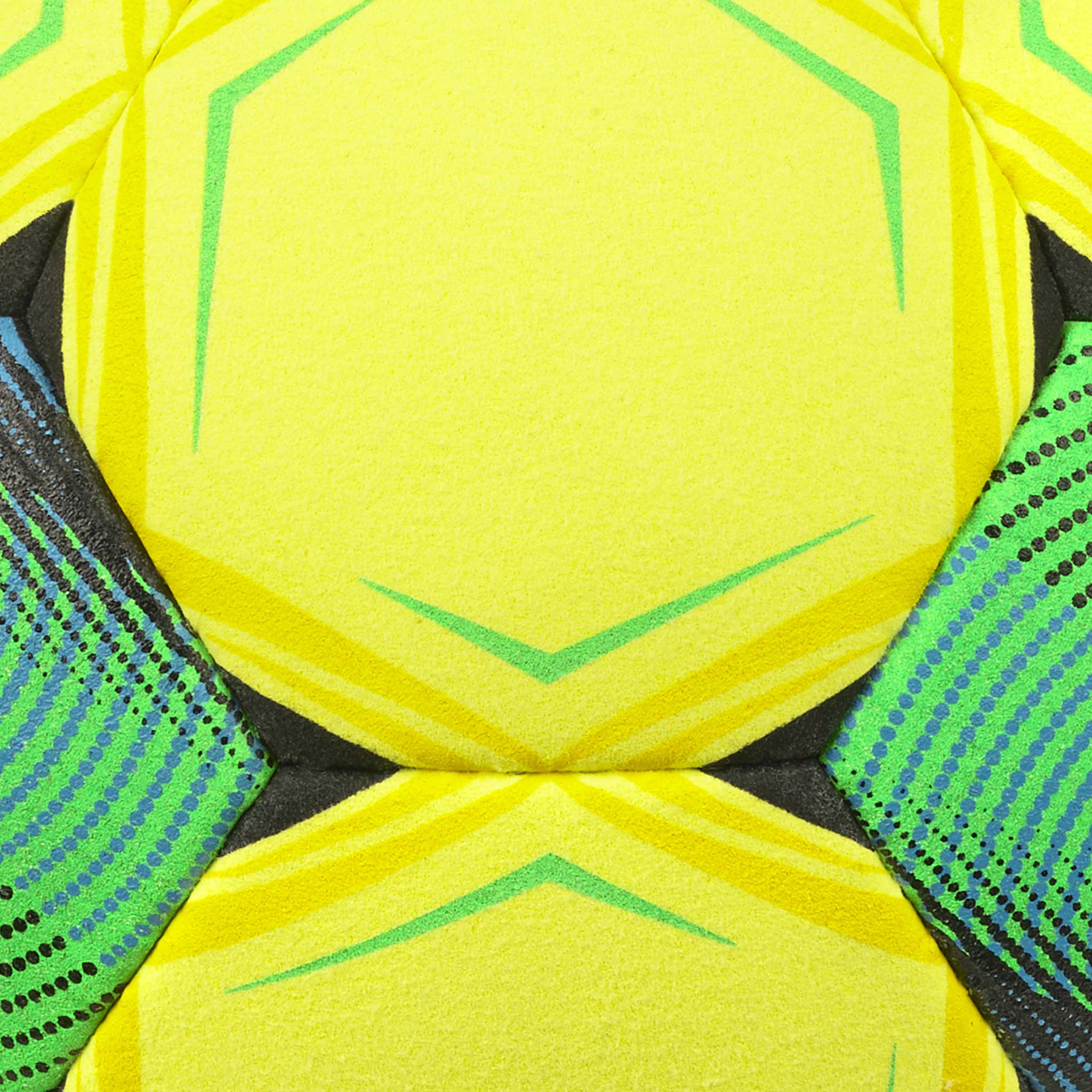 Nærbilde av Speed Indoor v26 fotball med gul overflate og grønne, blå og svarte paneldetaljer