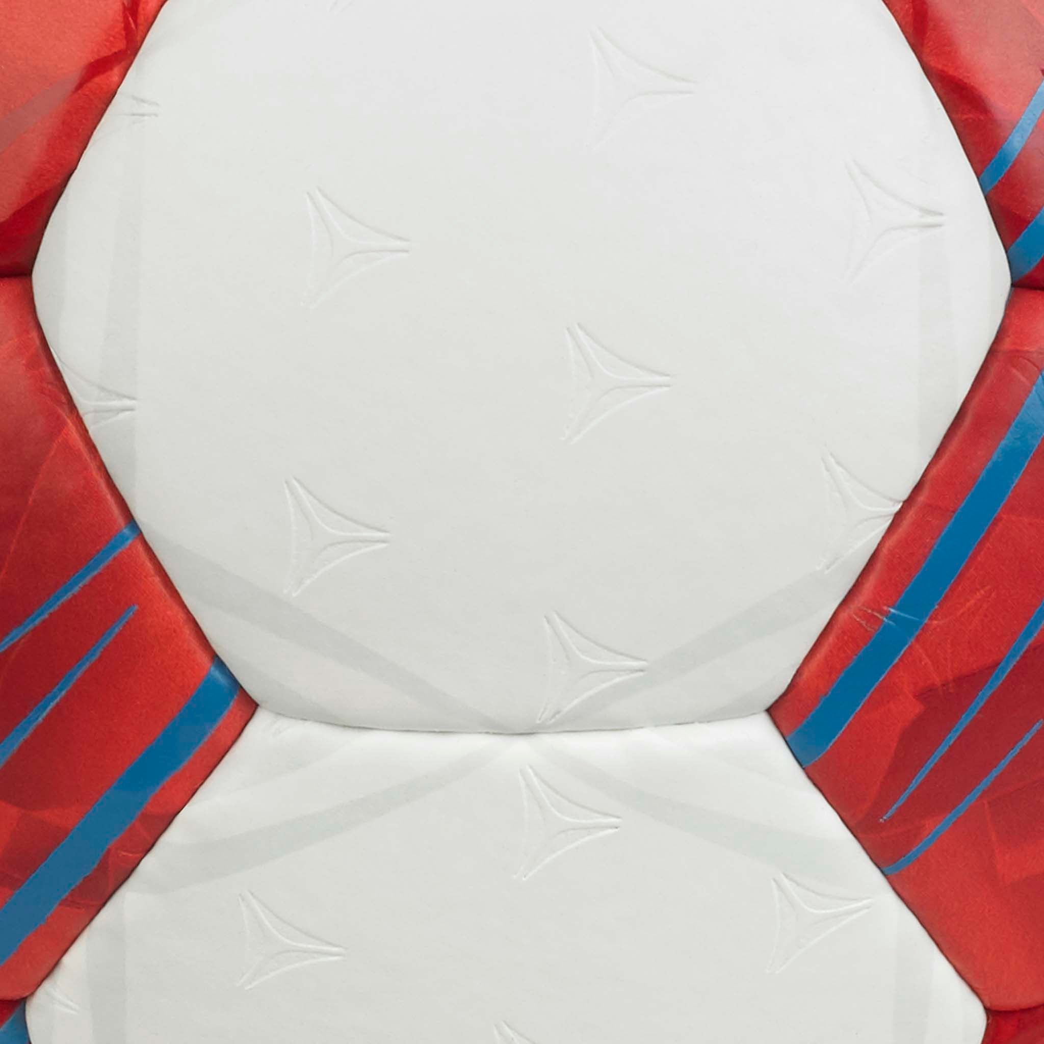 Nærbilde av Ultimate v26 håndball, hvite paneler med pregede stjerner og røde og blå detaljer.