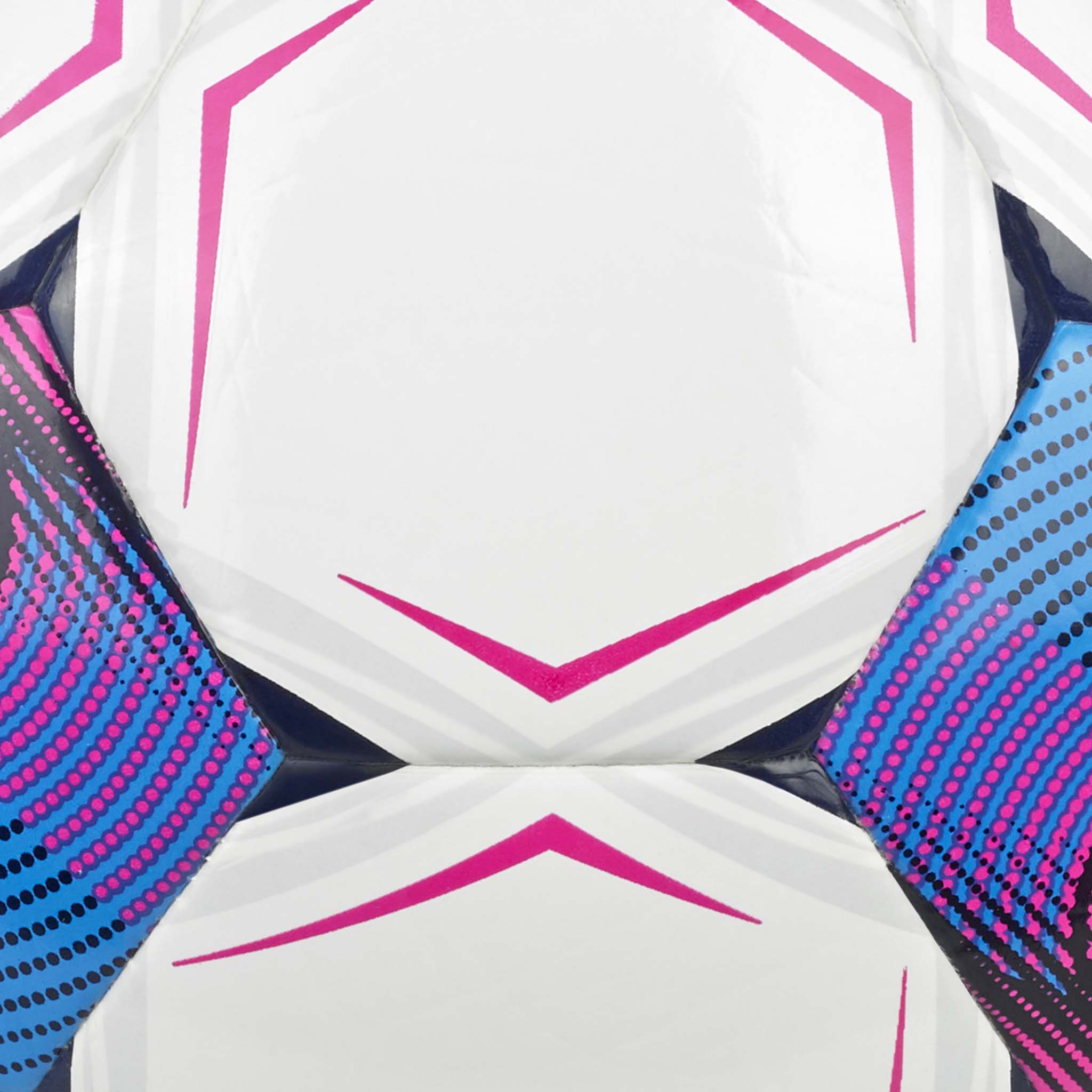 Nærbilde av Futsal Light v26 futsalball, hvite paneler med rosa, blå og marineblå detaljer.
