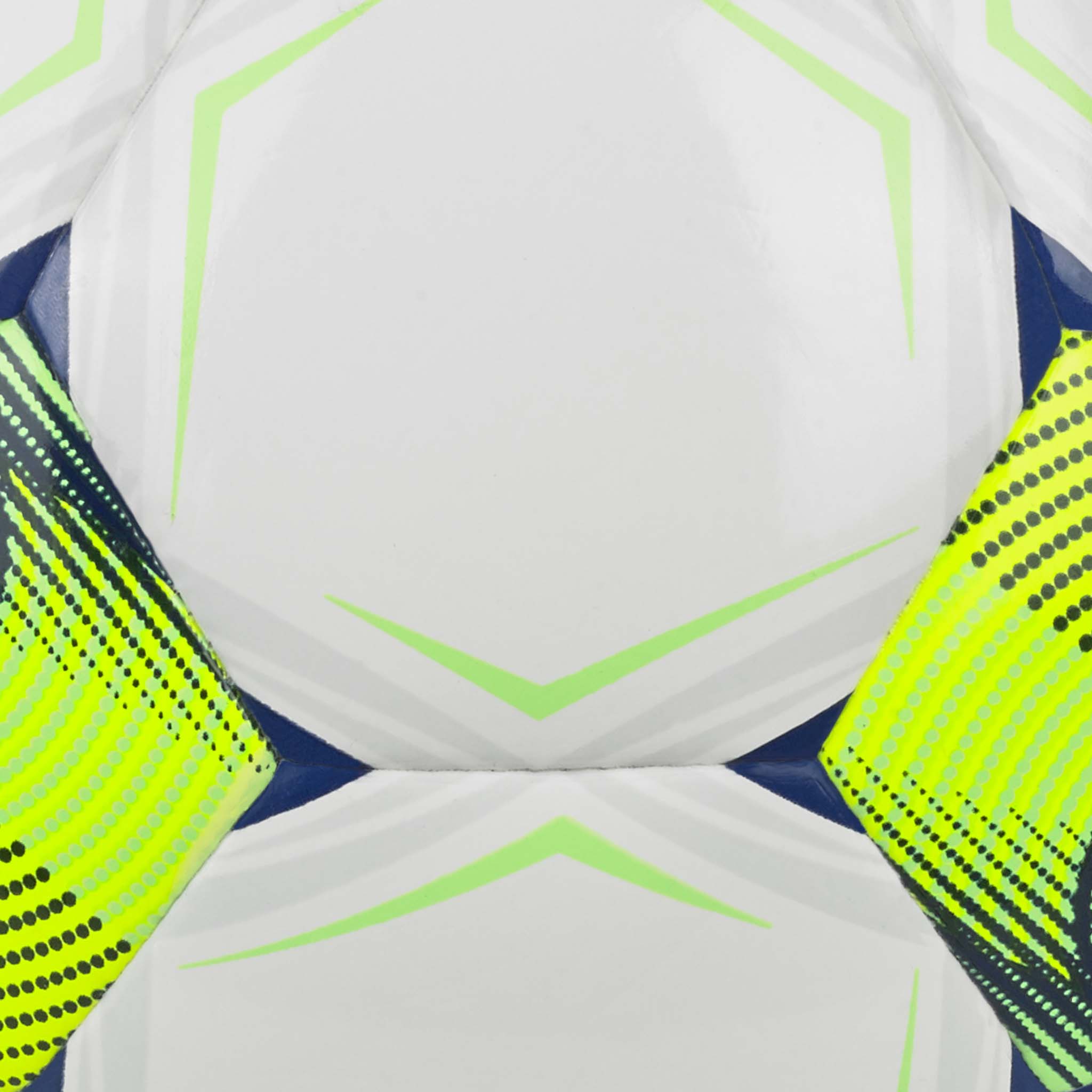 Nærbilde av Futsal Talento 13 v26 fotball, hvit med blå, grønne og gule paneldetaljer.