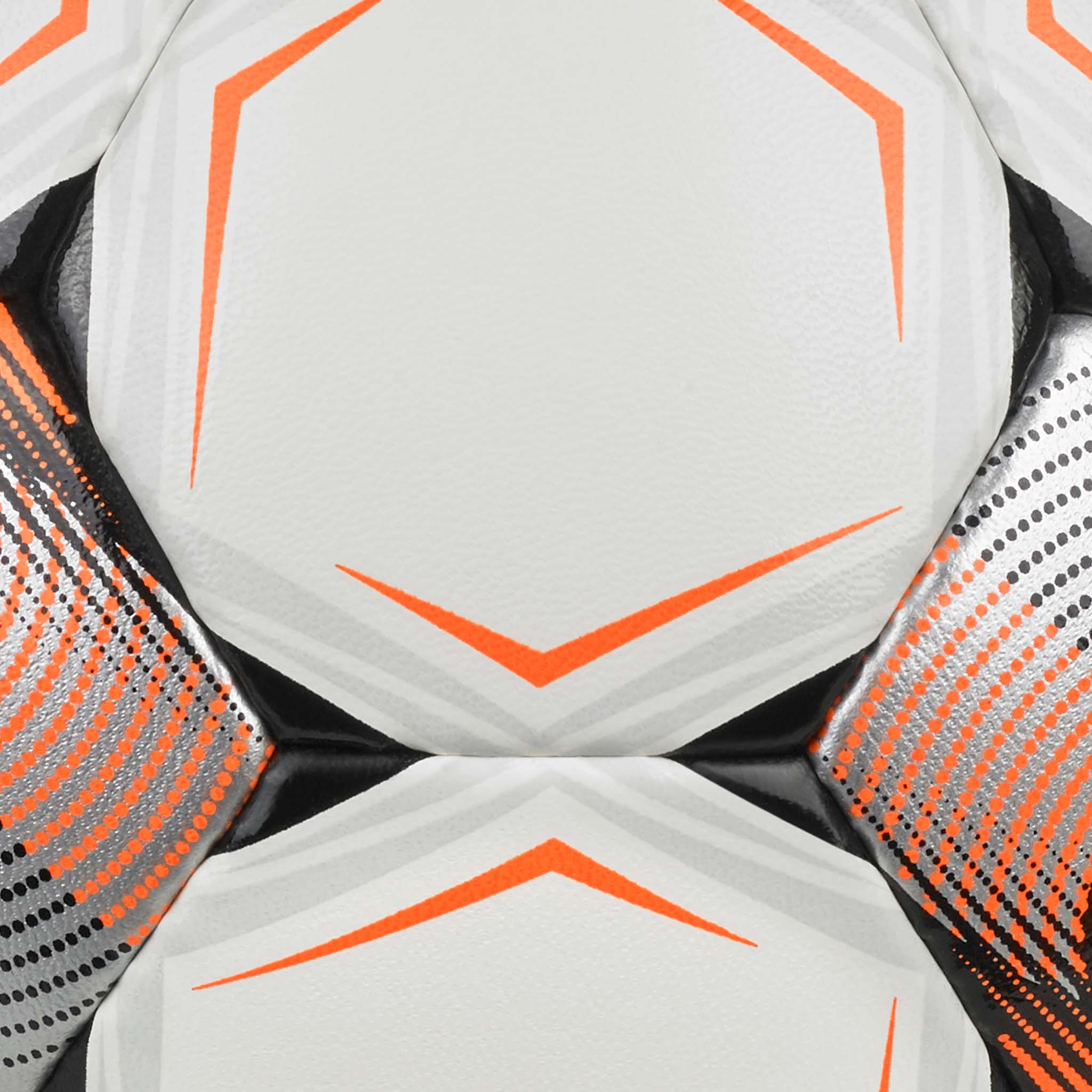 Nærbilde av Futsal Master v26 futsalball med hvite paneler og oransje og svarte detaljer.