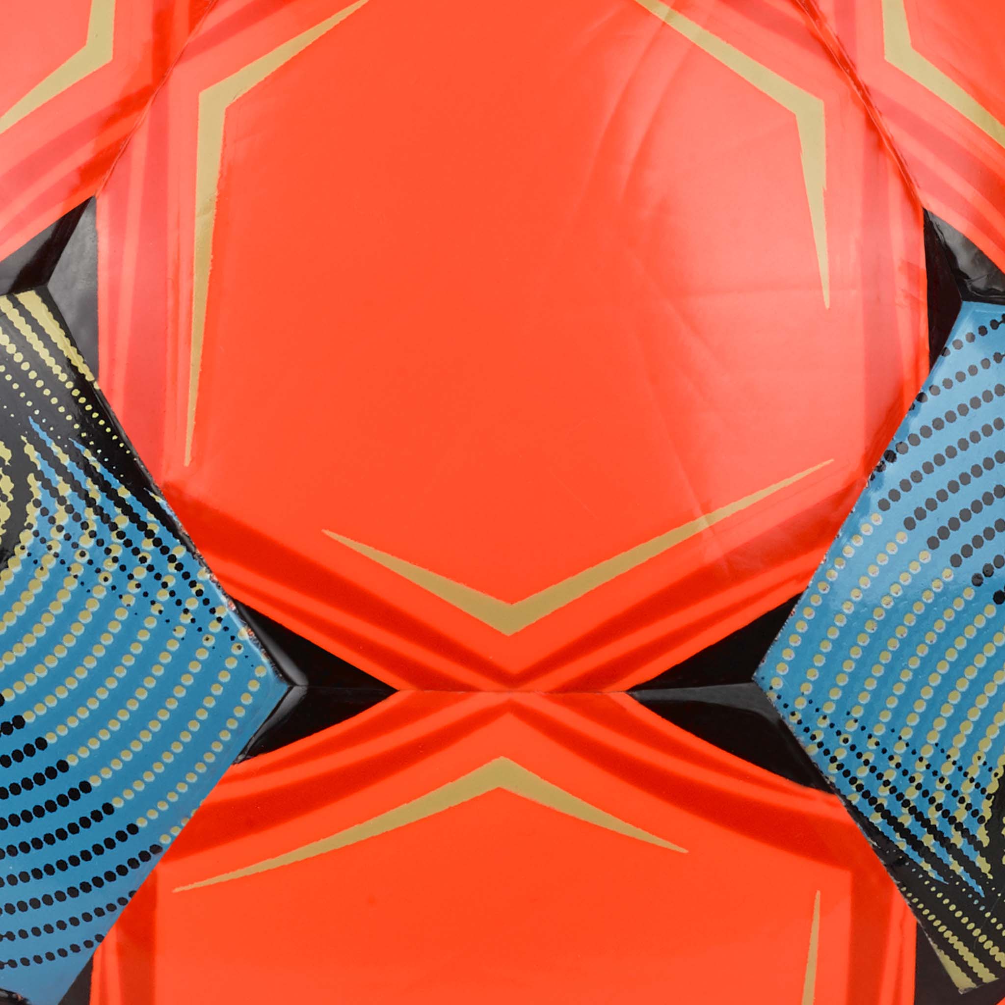 Nærbilde av Futsal Attack v26 fotball med rødt, blått, gull og sort paneldesign og geometriske mønstre.