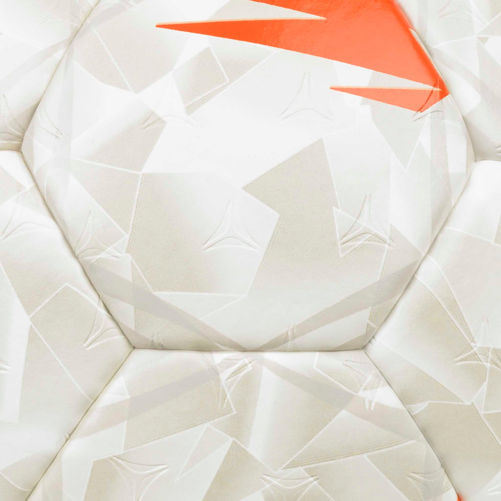 Nærbilde av hvit Replica EHF European League v26 håndball med oransje detalj og stjernemønster