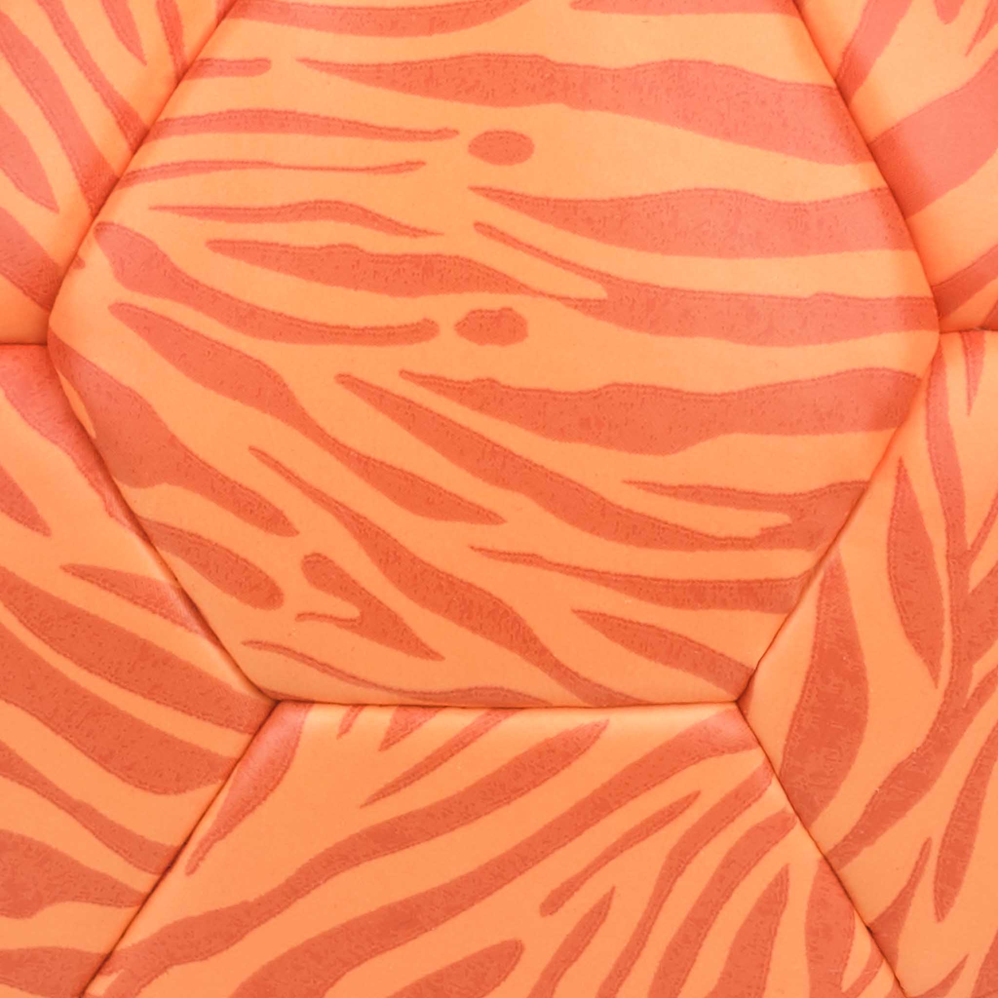 Nærbilde av Light Grippy v26 håndball, oransje paneler med tigerstripemønster