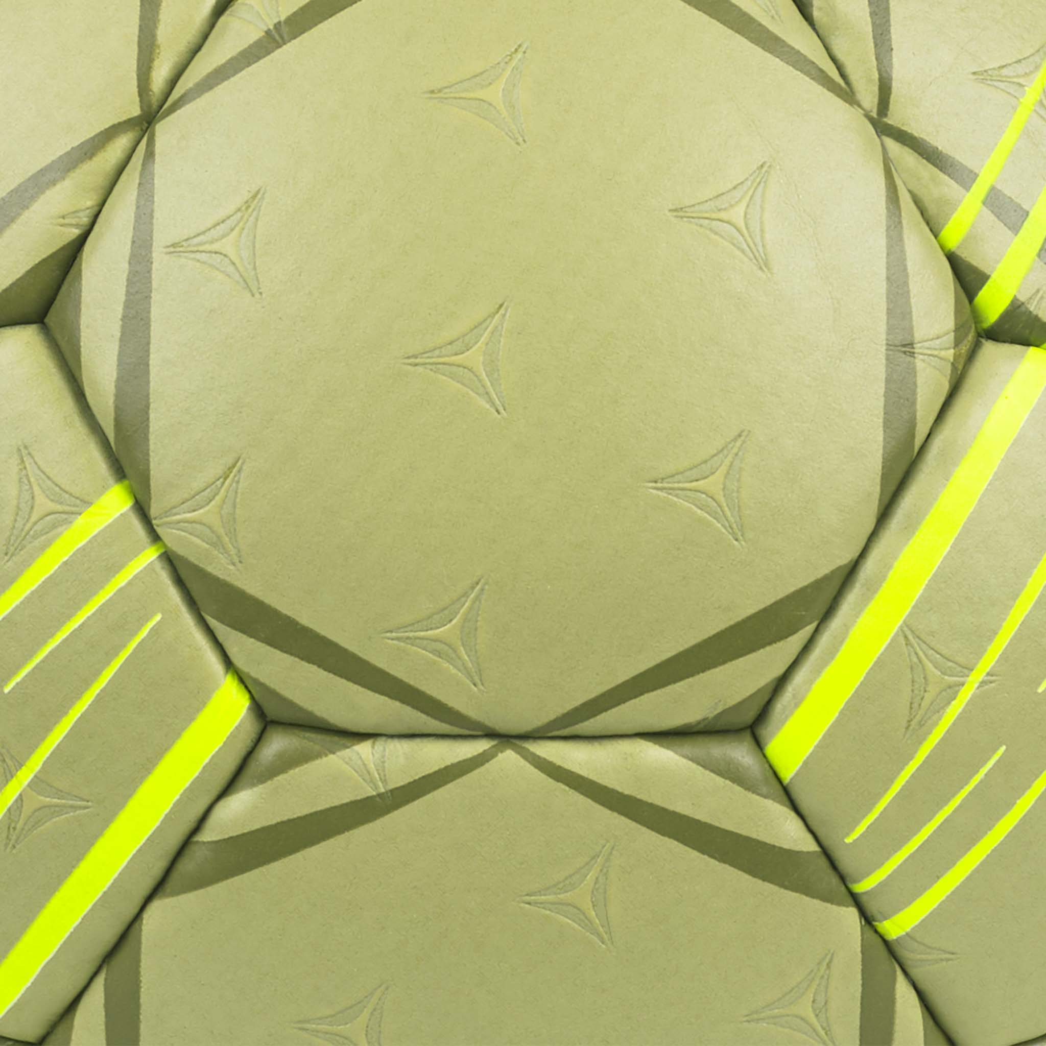 Nærbilde av HB Circuit 450 v26 håndball med grønn strukturert overflate, stjernepreg og neongule striper.