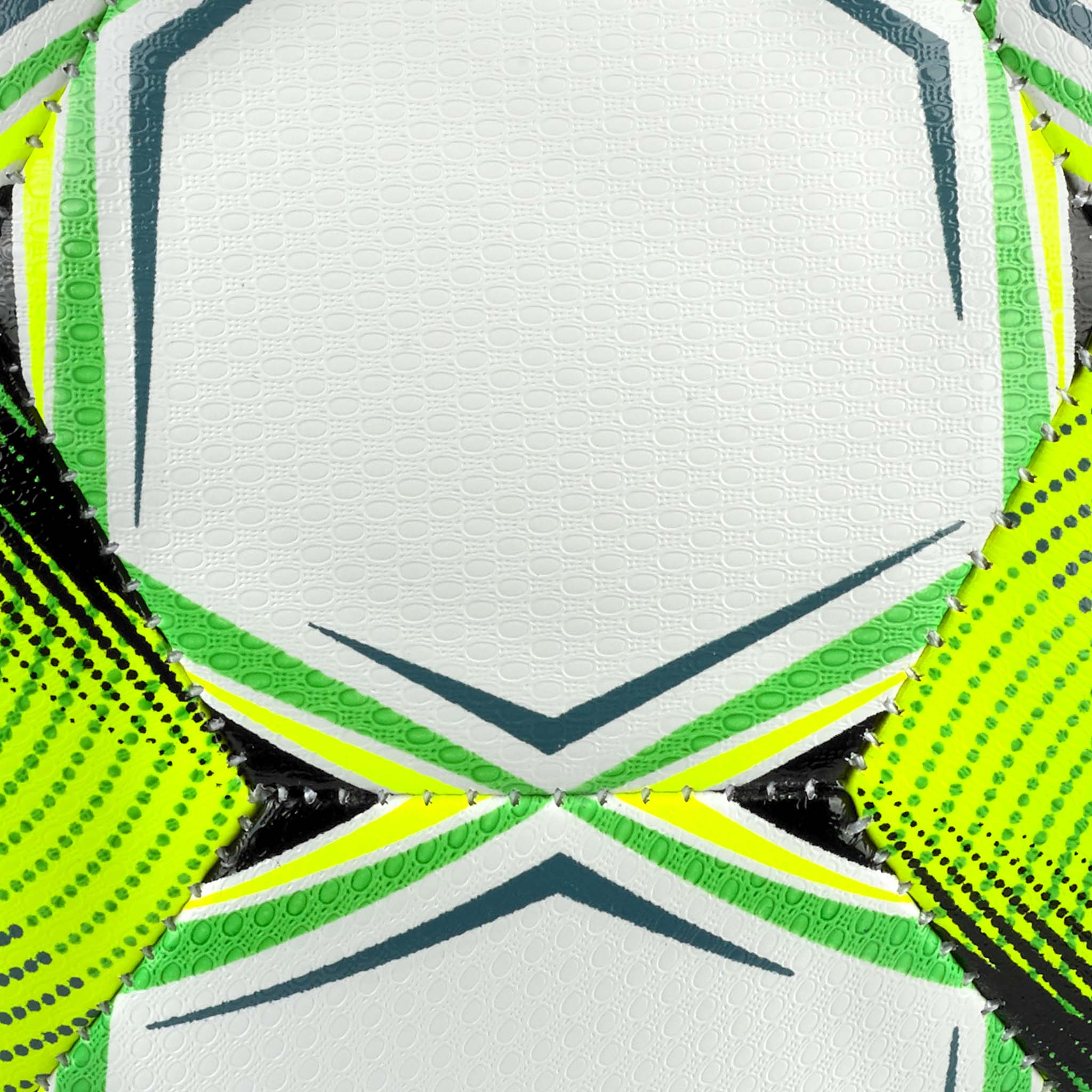 Nærbilde av Brillant Replica 3F Superliga v26 fotball, hvit med grønne, gule og mørke blågrønne paneldetaljer.
