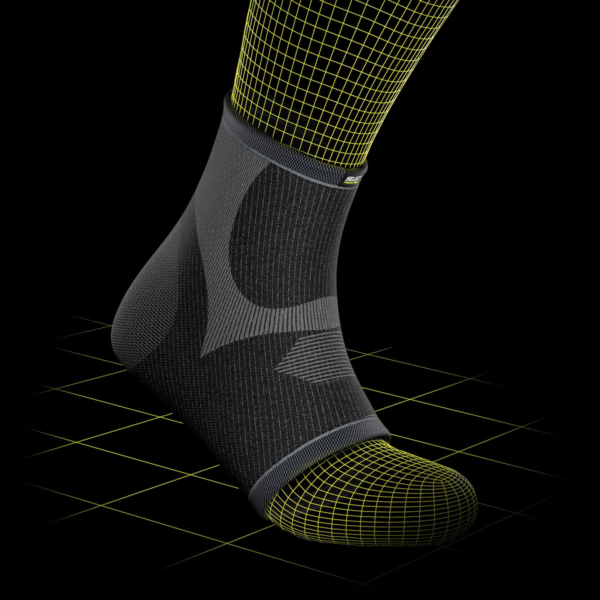 Svart Ankle support sportsstøtte på fot, modell nærbilde som viser passform og designdetalj.