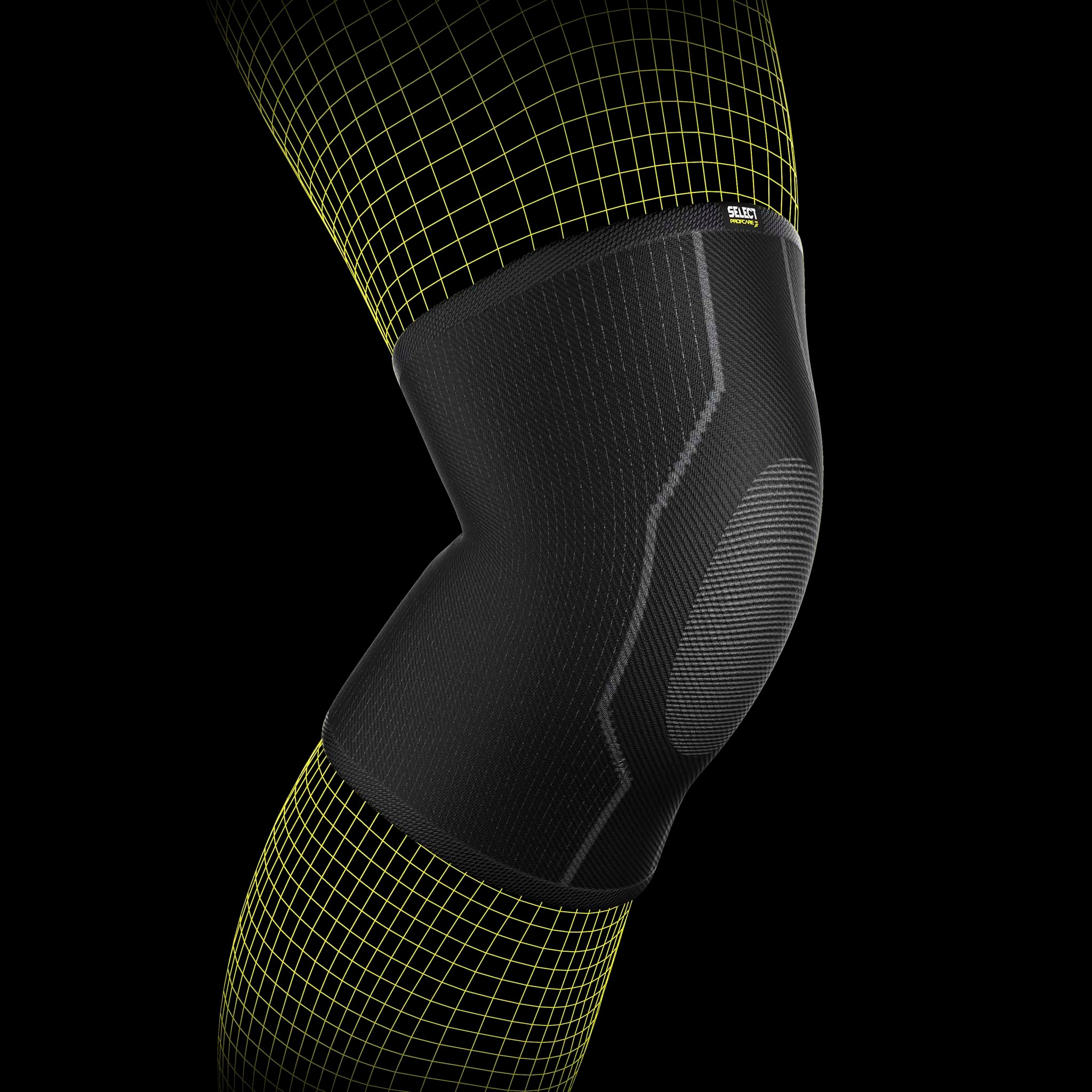 Sort elastisk knestøtte, sportsstøtte, båret av en fotballspiller på benet.