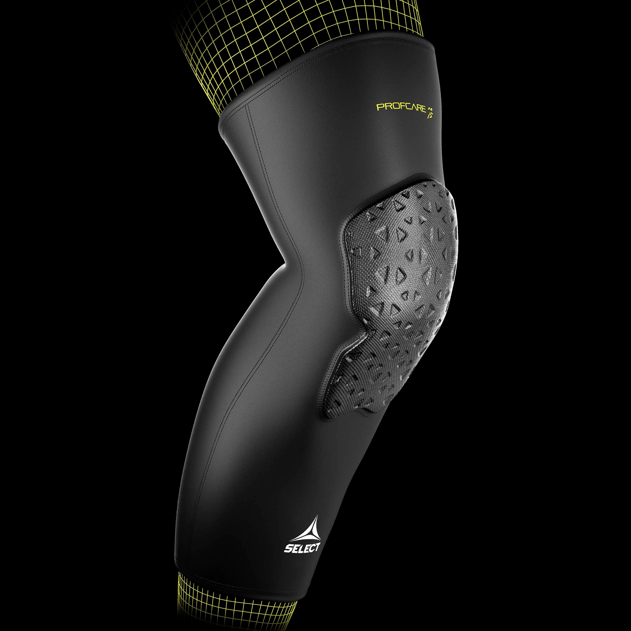 Svart Compression knee support long 6253, Sports support, båret av en fotballspiller, modellbilde
